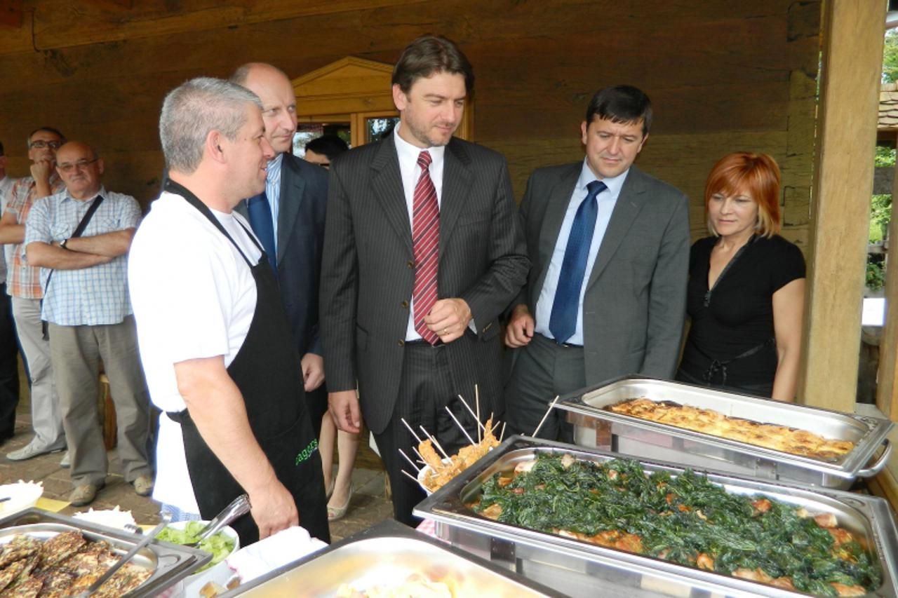 'Donja Stubica - ministar turizma Darko Lorencin kusao je zagorske specijalitete nakon prezentacije nove kuharice Babicini kolaci i mobilne aplikacije Gastro Zagorje'
