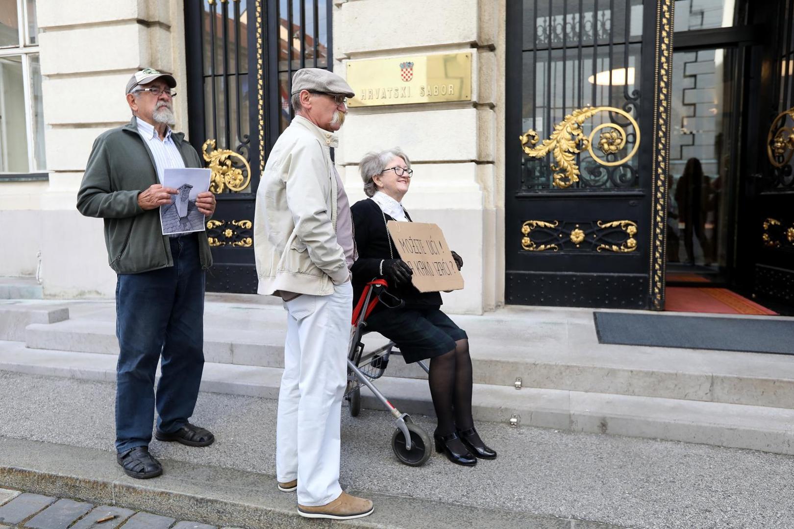 18.05.2020., Zagreb - Stranke Lijevog bloka u gradskoj skupstini, Mozemo, Zagreb je nas, Nova ljevica, ORaH, Radnicka fronta i Za grad od jucer prosvjeduju ispred Sabora zbog raspustanja prije nego sto je donesen zakon o obnovi, a za jutro su pozvali i gradjane da im se pridruze i docekaju zastupnike dok dolaze na sjednicu .Photo: Patrik Macek/PIXSELL