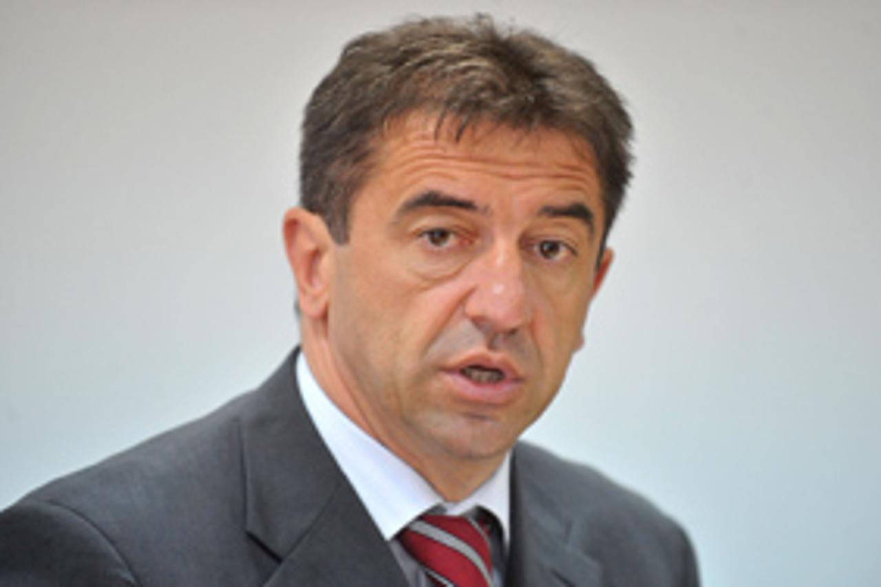 dado-hr.jpg