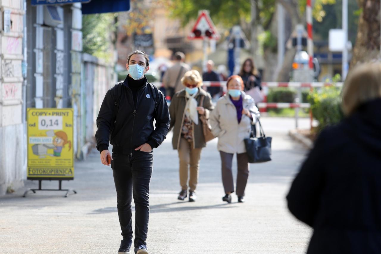 Građani Rijeke na dan najvećeg broja oboljelih nose zaštitne maske i posjećuju terase kafića