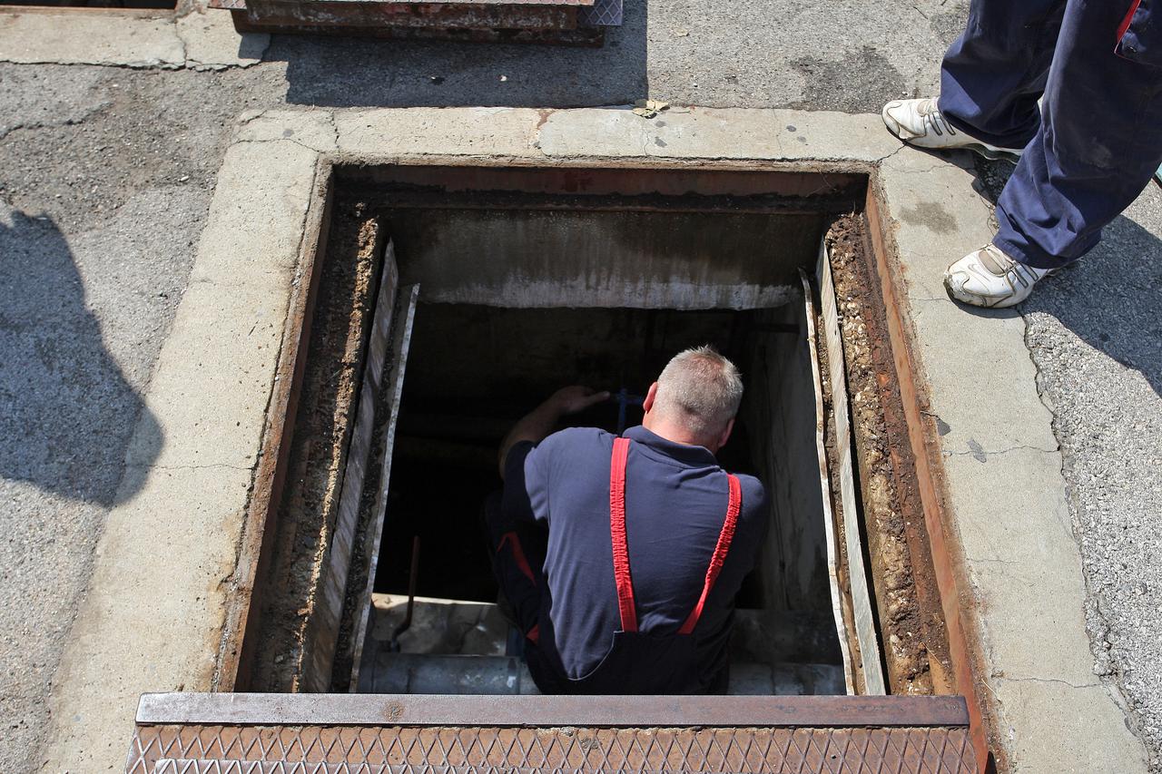 11.08.2014., Zagreb - Zbog radova na obnovi magistralnog vrelovoda, od ponedjeljka do srijede, tople vode nece biti u vecem dijelu Novog Zagreba (osim Kajzerice, Savskoga gaja i Trokuta).