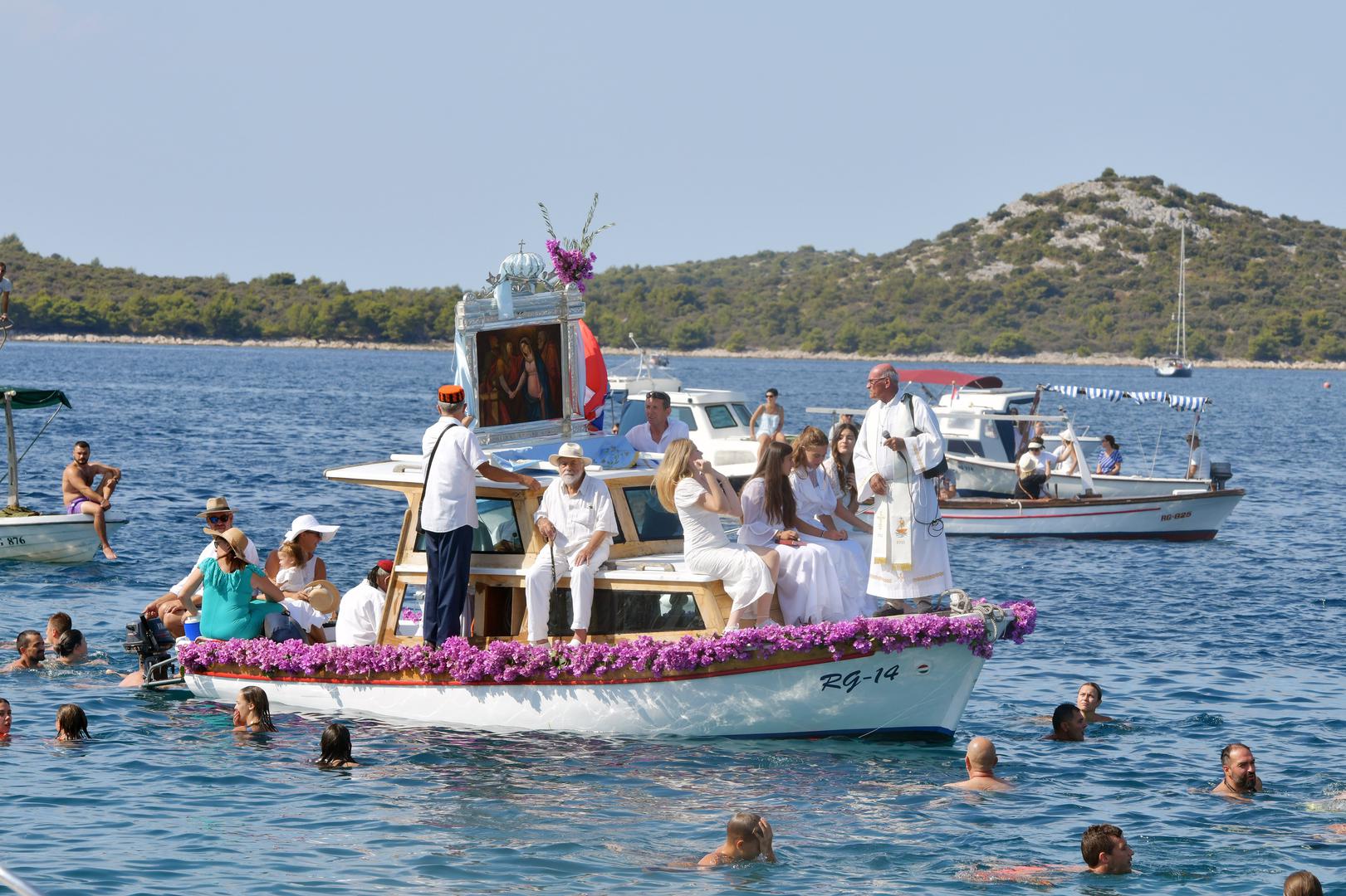 Sve završava svečanom misom ispred male kapelice na Gradini, gdje se Gospina slika čuva do sljedeće godine, kad se opet u srpnju prenosi u župnu crkvu u središtu mjesta. 