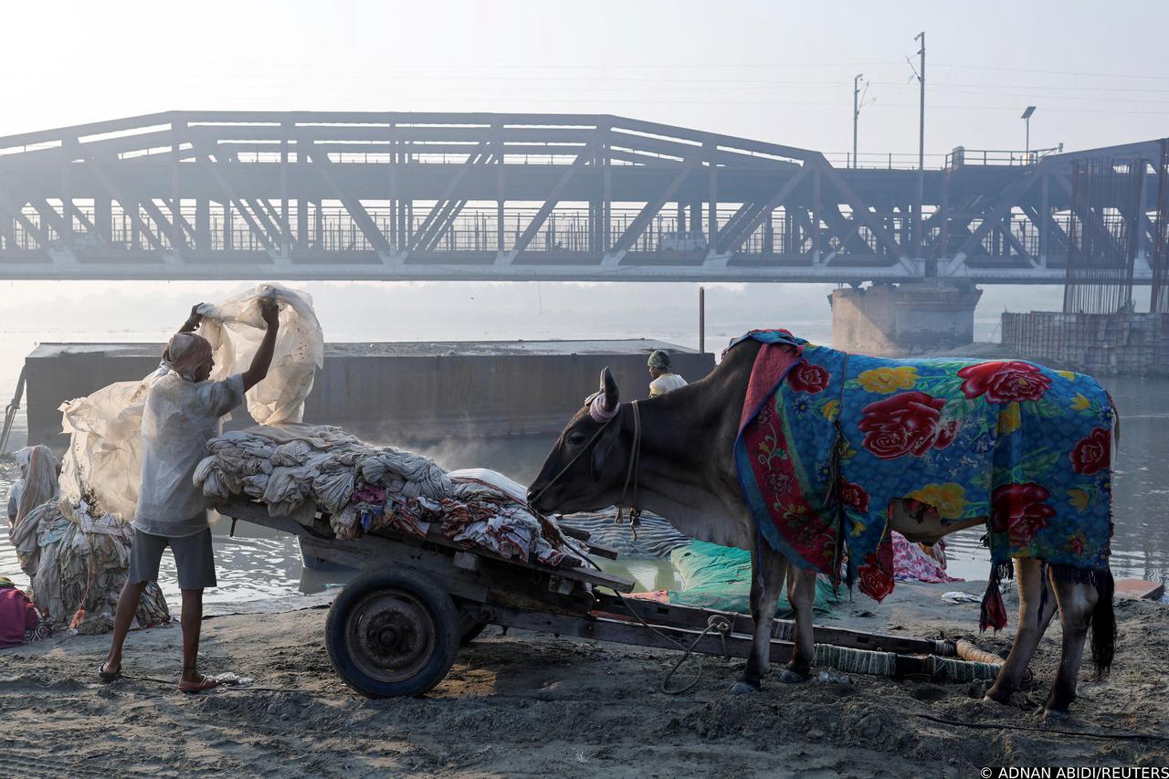 The Wider Image: Air pollution blights India's teeming capital