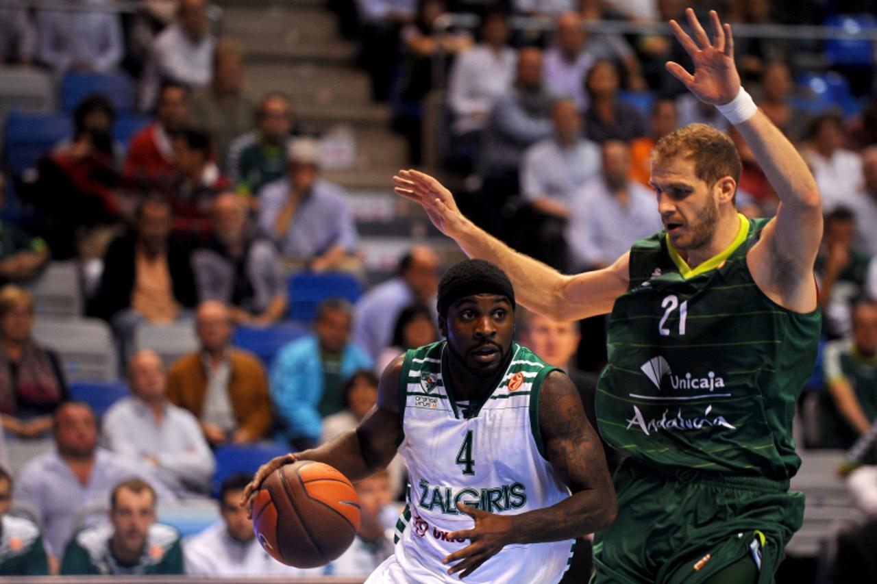 'Zalgiris Kaunas\'s US guard Ty Lawson (L) vies with Unicaja\'s Croatian center Luka Zoric (R) during the Euroleague basketball match Unicaja vs Zalgiris on October 25, 2011 at the Palacio de los depo