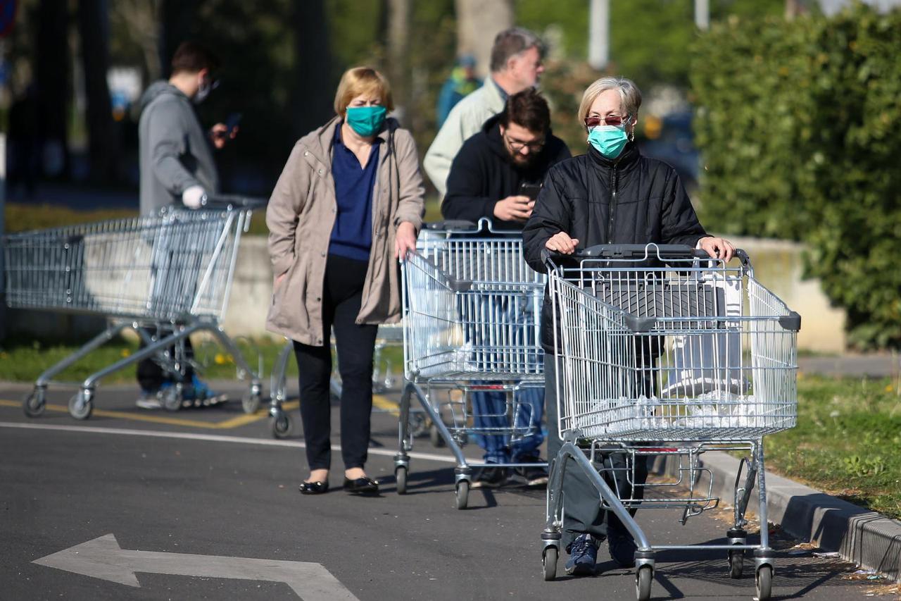 Otvaranjem trgovina centar grada se polako vraća u normalu