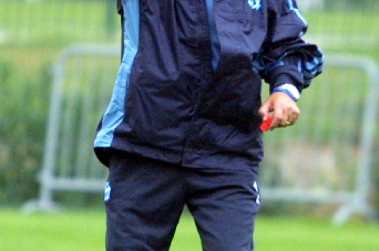 'l\'entraineur de l\'OM, le Croate Tomislav Ivic, donne des consignes aux joueurs, le 23 octobre 2001 ‡ Marseille, sur le terrain du centre d\'entraÓnement de l\'Èquipe.  AFP PHOTO GERARD JULIEN'