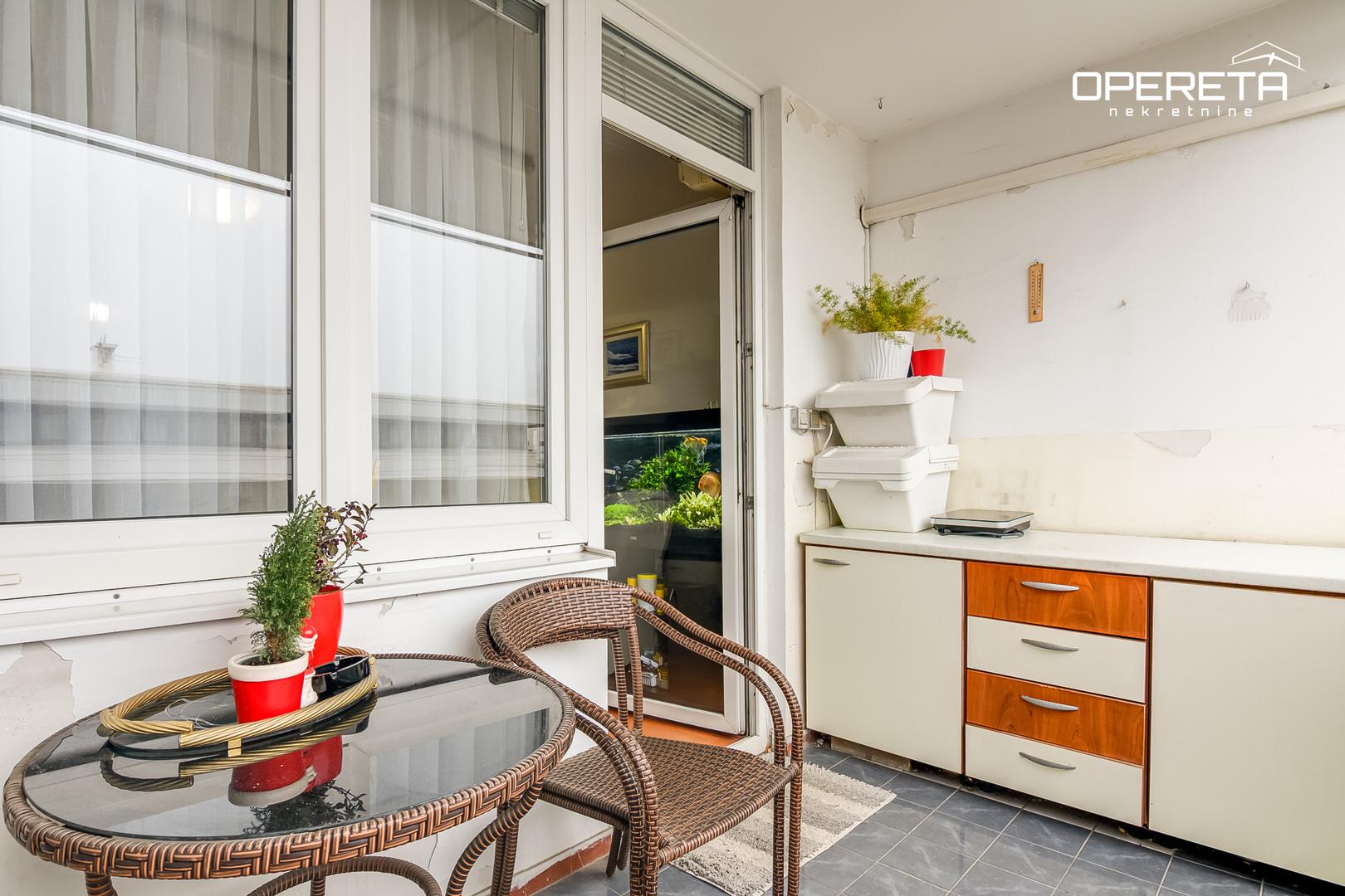 Stan ima odličan raspored i sastoji se od prostranog dnevnog boravka s kuhinjom i blagovaonicom te izlazom na loggiu, tri spavaće sobe, kupaonice i odvojenog WC-a. 