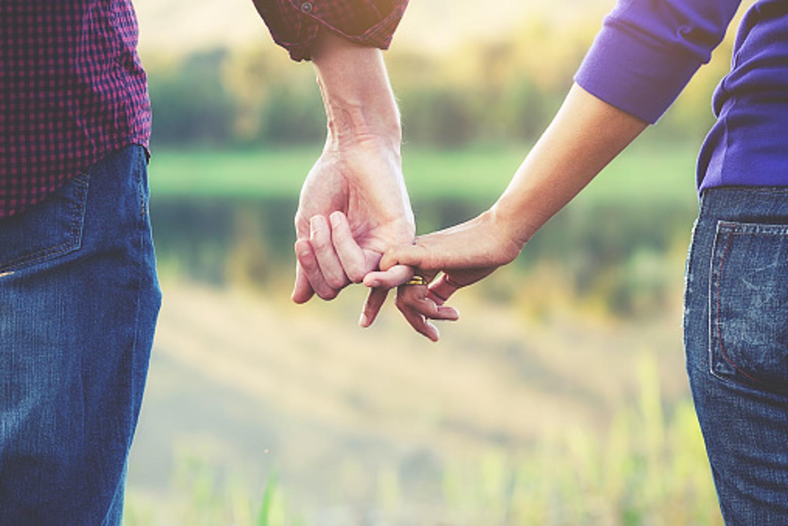 ​​​​​​​Držanje za jedan prst - Partneri u prvoj fazi veze se najčešće drže ovako, za jedan prst i najčešće onaj mali. Romantična je to gesta koja pokazuje da su partneri još uvijek u fazi zavođenja jedno drugog. 