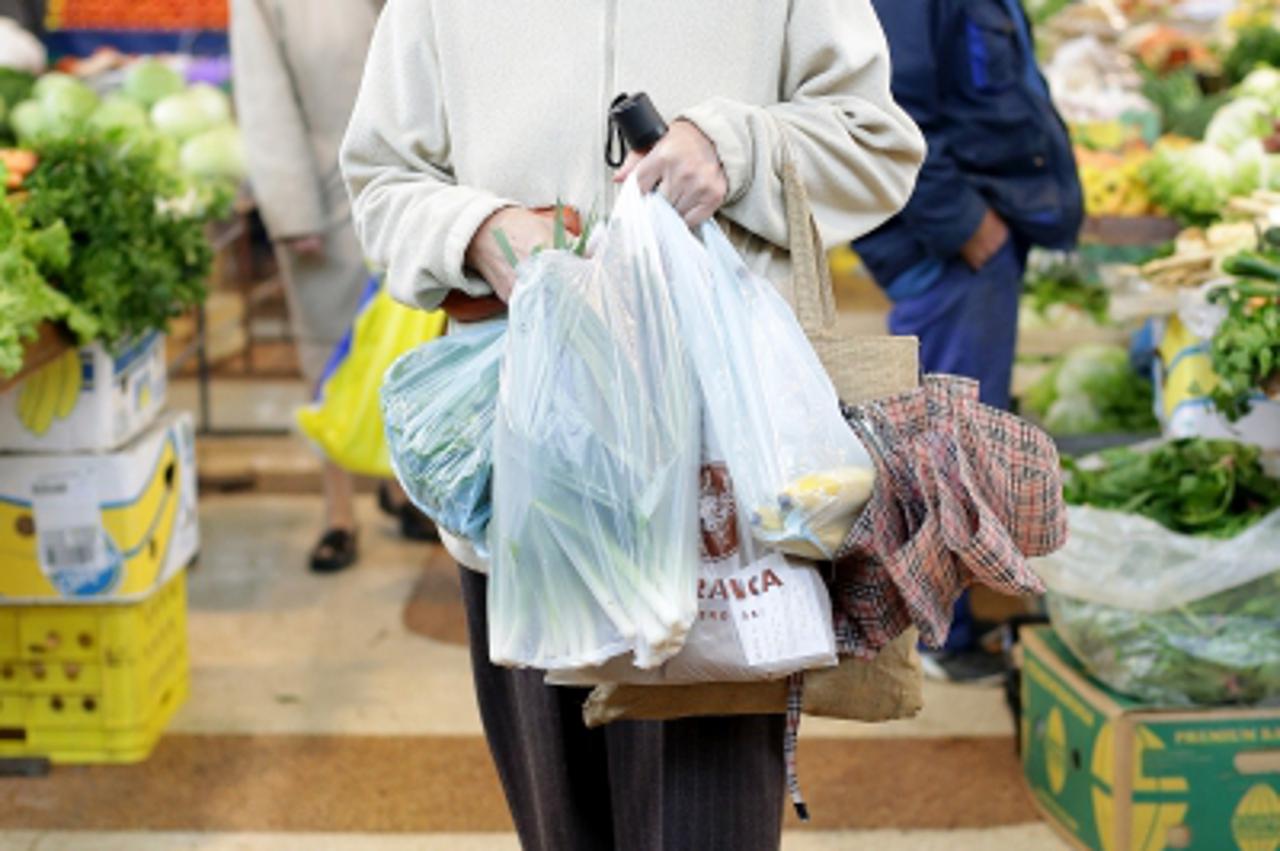 '16.10.2013., Zagreb - Gospodja Vera Galic na trznici u Utrinama sa sastojcima za rucak. Photo: Petar Glebov/PIXSELL'