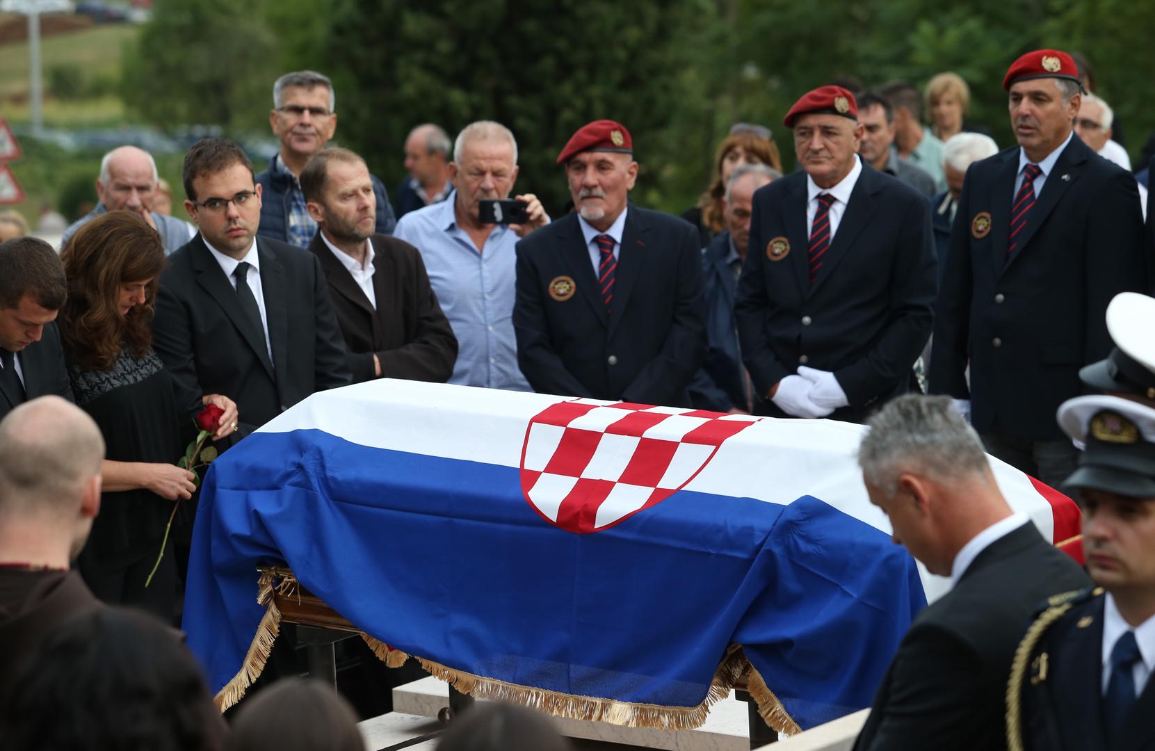 - Opraštamo se od čovjek velikog srca, vrhunskog zapovjednika čvrstog stava, beskompromisnog i nepokolebljivog borca za istinske životne vrijednosti - rekao je ministar Krstičević.