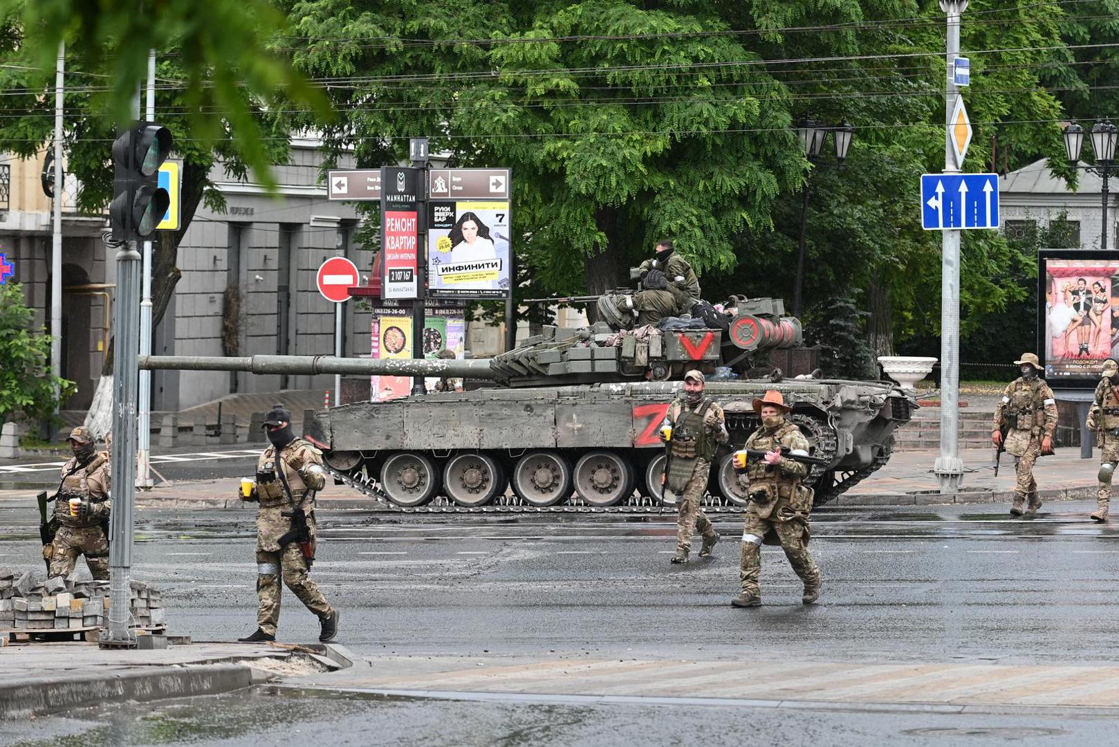 Fighters of Wagner private mercenary group cross a street as they get deployed near the headquarters of the Southern Military District in the city of Rostov-on-Don, Russia, June 24, 2023. REUTERS/Stringer Photo: Stringer/REUTERS