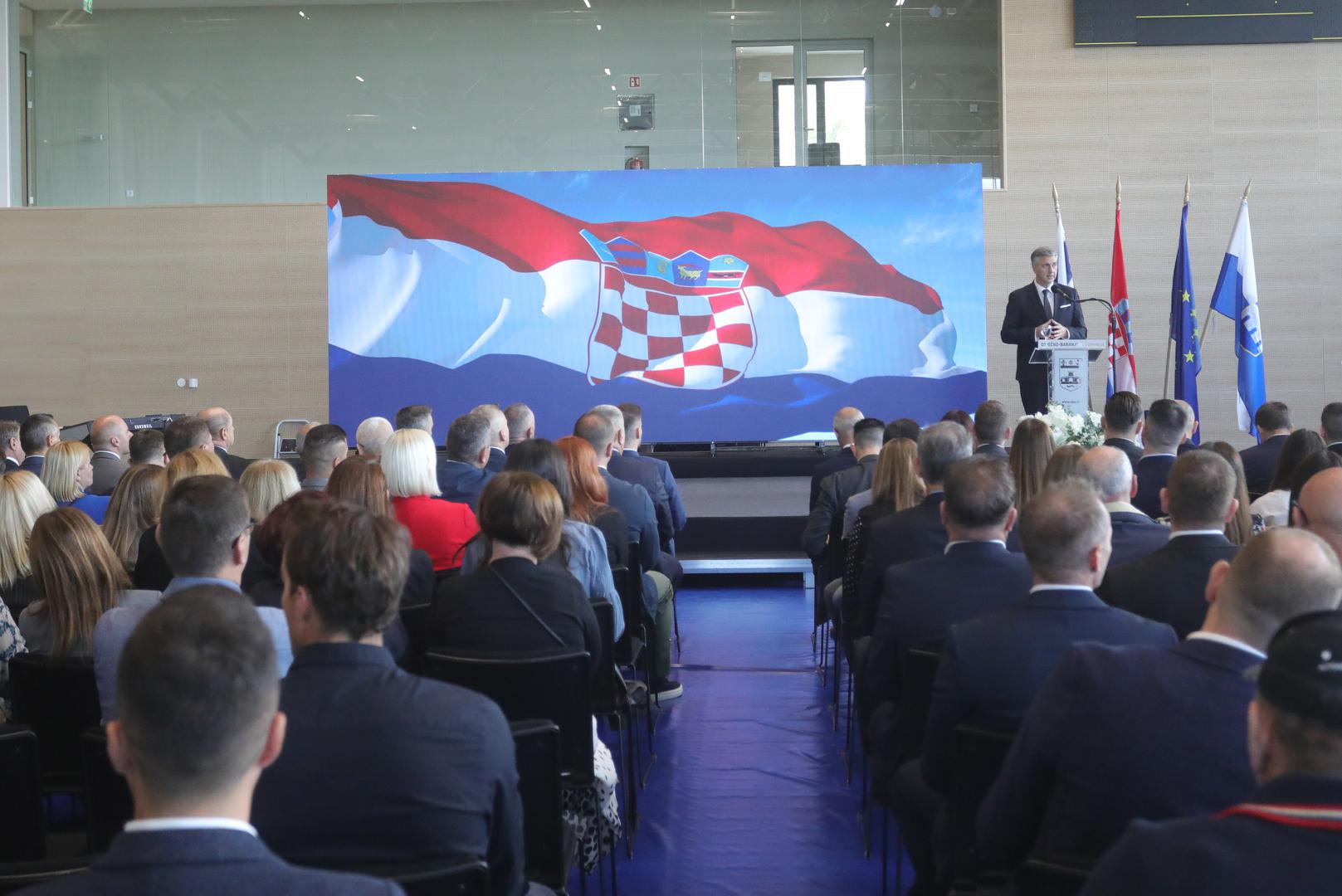 Podsjetio je da ulaganja u obrazovanje nisu jedina, jer je u sklopu projekta Slavonija, Baranja i Srijem od 2016. u pet slavonskih županija investirano oko četiri milijarde eura.