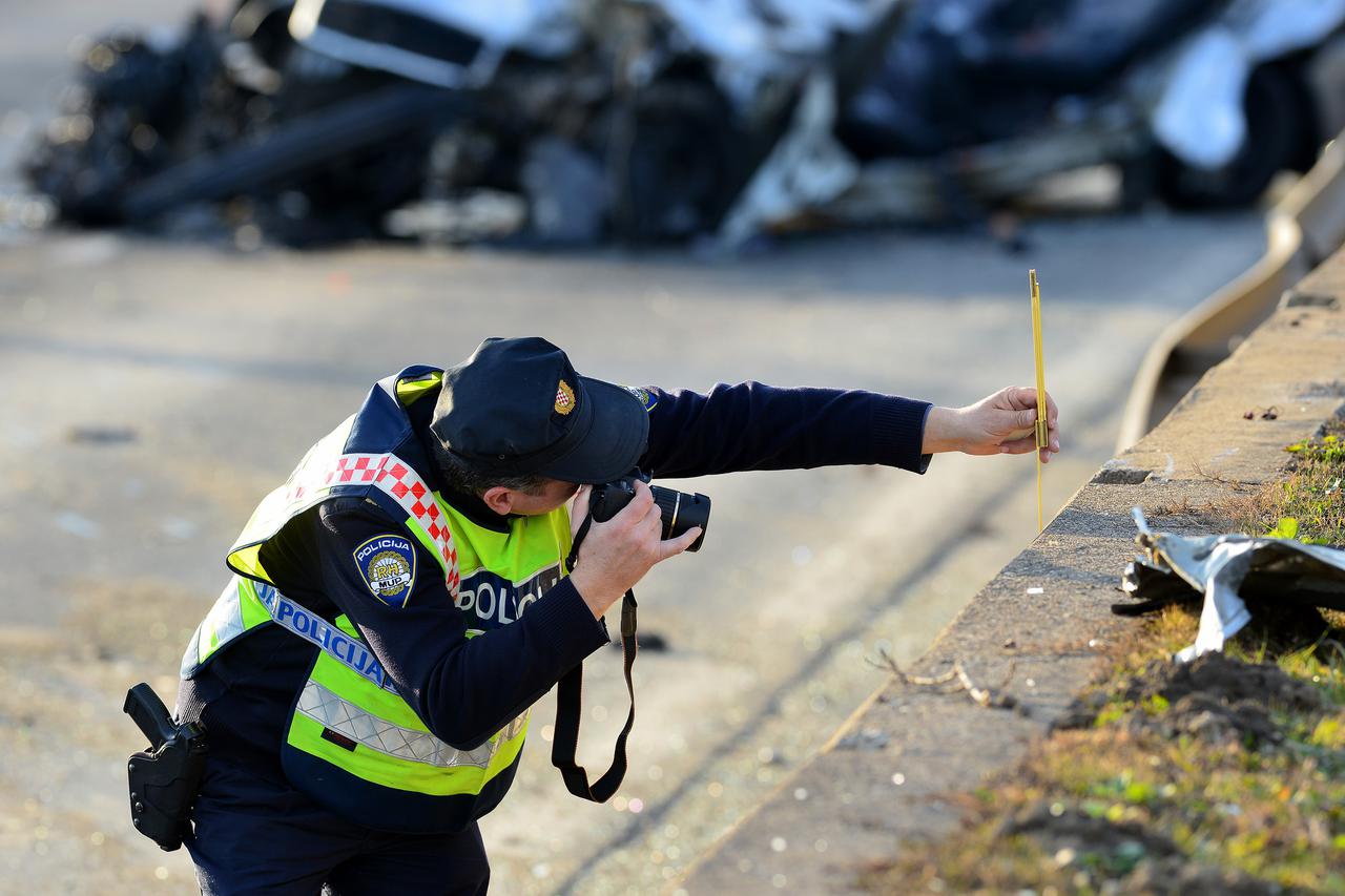 17.01.2015., Zagreb - Teska prometna nesreca na Ljubljanskoj aveniji. Vozac kamiona skrenuo je u suprotni trak te naletio na osobni automobil marke skoda. Photo: Marko Prpic/PIXSELL