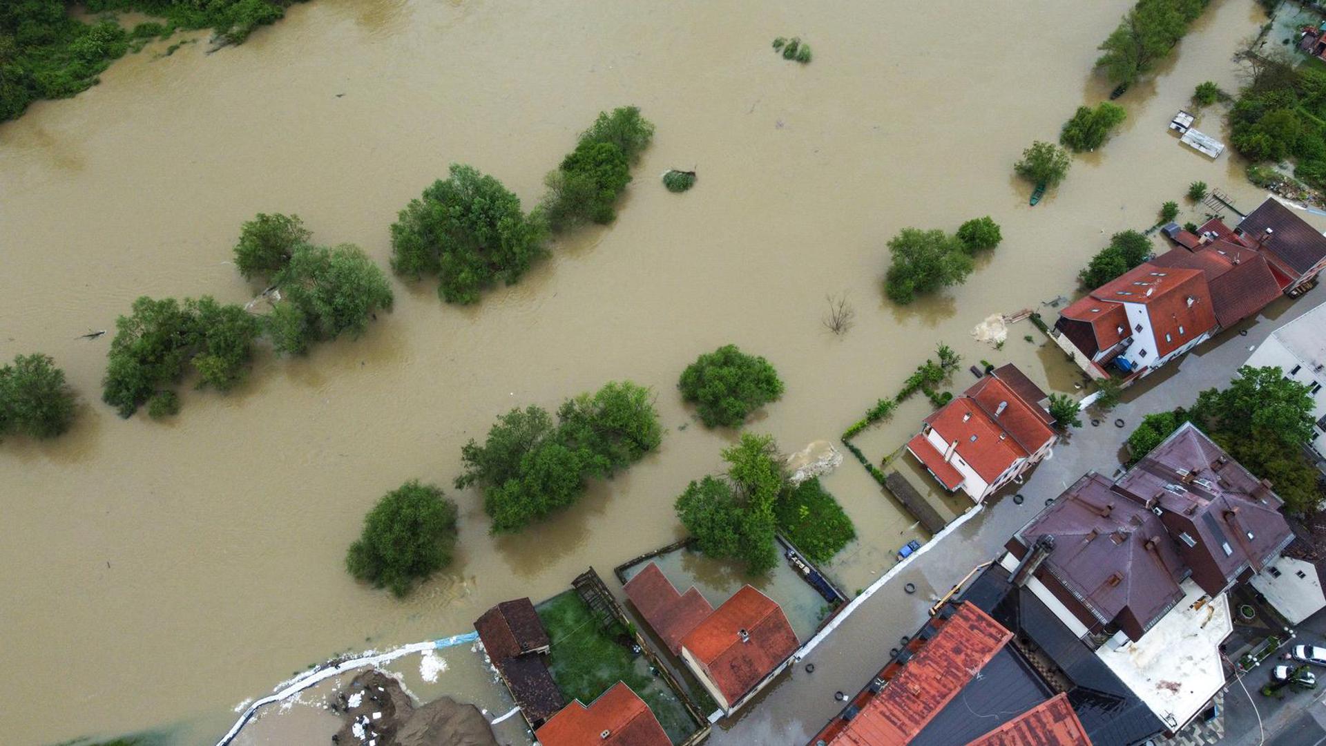 "Vatrogasci su na terenu od prvog dana, ne samo ovdje u Hrvatskoj Kostajnici, već i u ostalim ugroženim mjestima. Radi se na ispumpavanju objekata, izgradnji zečjih nasipa i na svim drugim zadaćama koje poplave pred nas stavljaju. Zahvaljujem se svim vatrogascima koji pomažu u sanaciji posljedica poplave. Još jednom ste pokazali da se naši sugrađani u svako doba dana i noći mogu pouzdati u hrvatske vatrogasce", rekao je glavni vatrogasni zapovjednik Tucaković.
