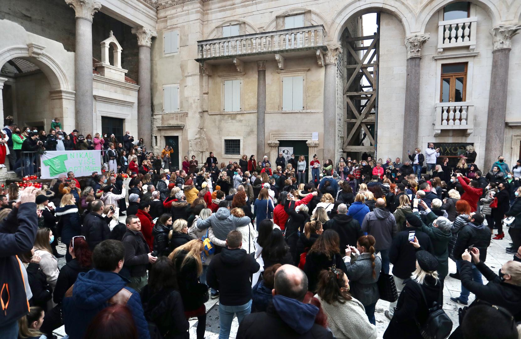 Splićani odali počast Balaševiću pjevajući njegove pjesme na Peristilu