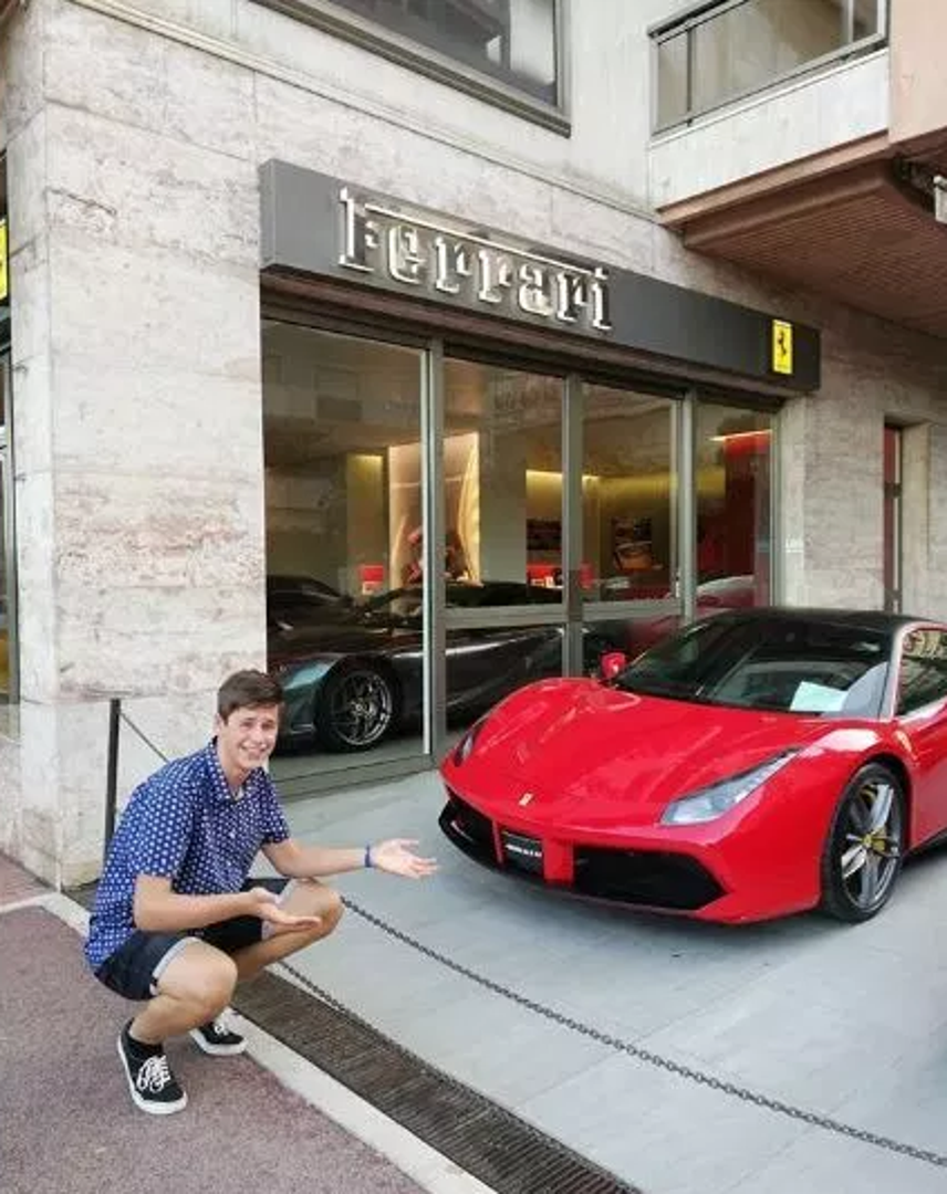 Već ako ne možemo imati Ferrari, barem se možemo slikati pored njega...
