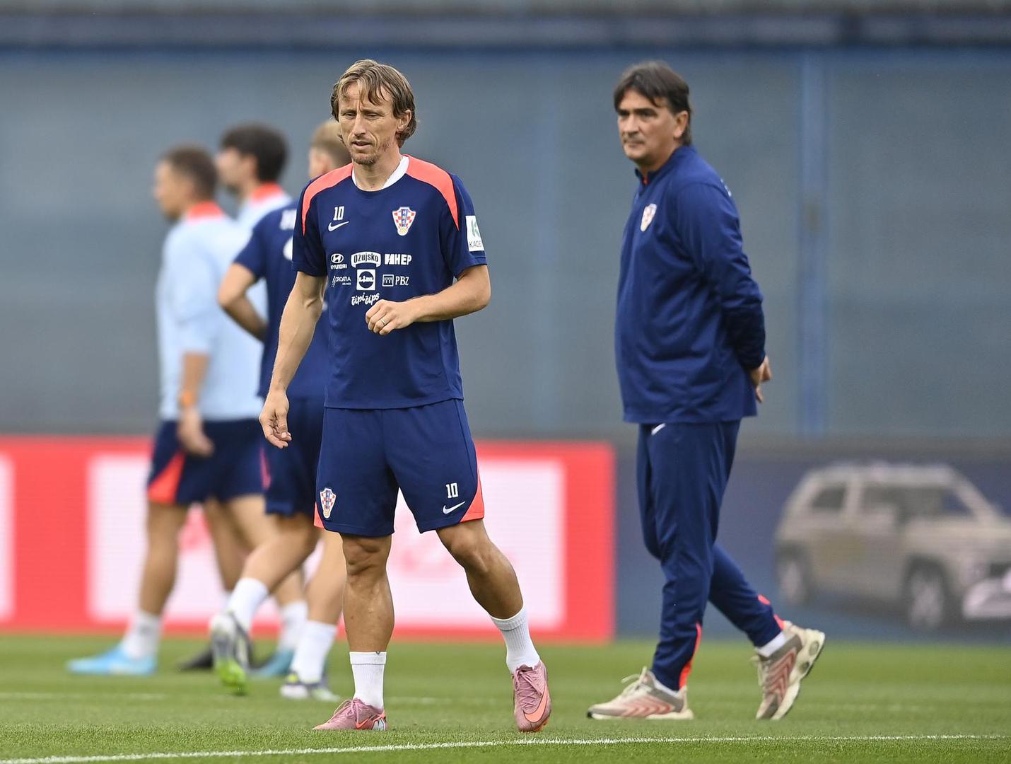 Nakon što su kvalifikacijski susret najavili Zlatko Dalić i Luka Modrić, vatreni su trenirali na maksimirskom stadionu.