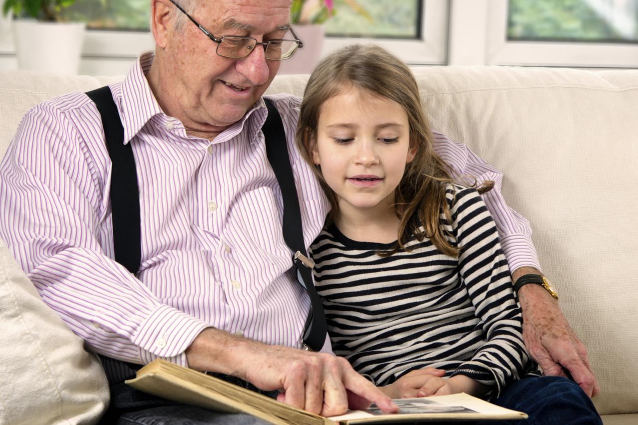 Umirovljenik čita novine