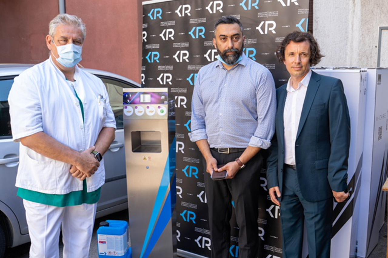 Predaja donacija ispred bolnice