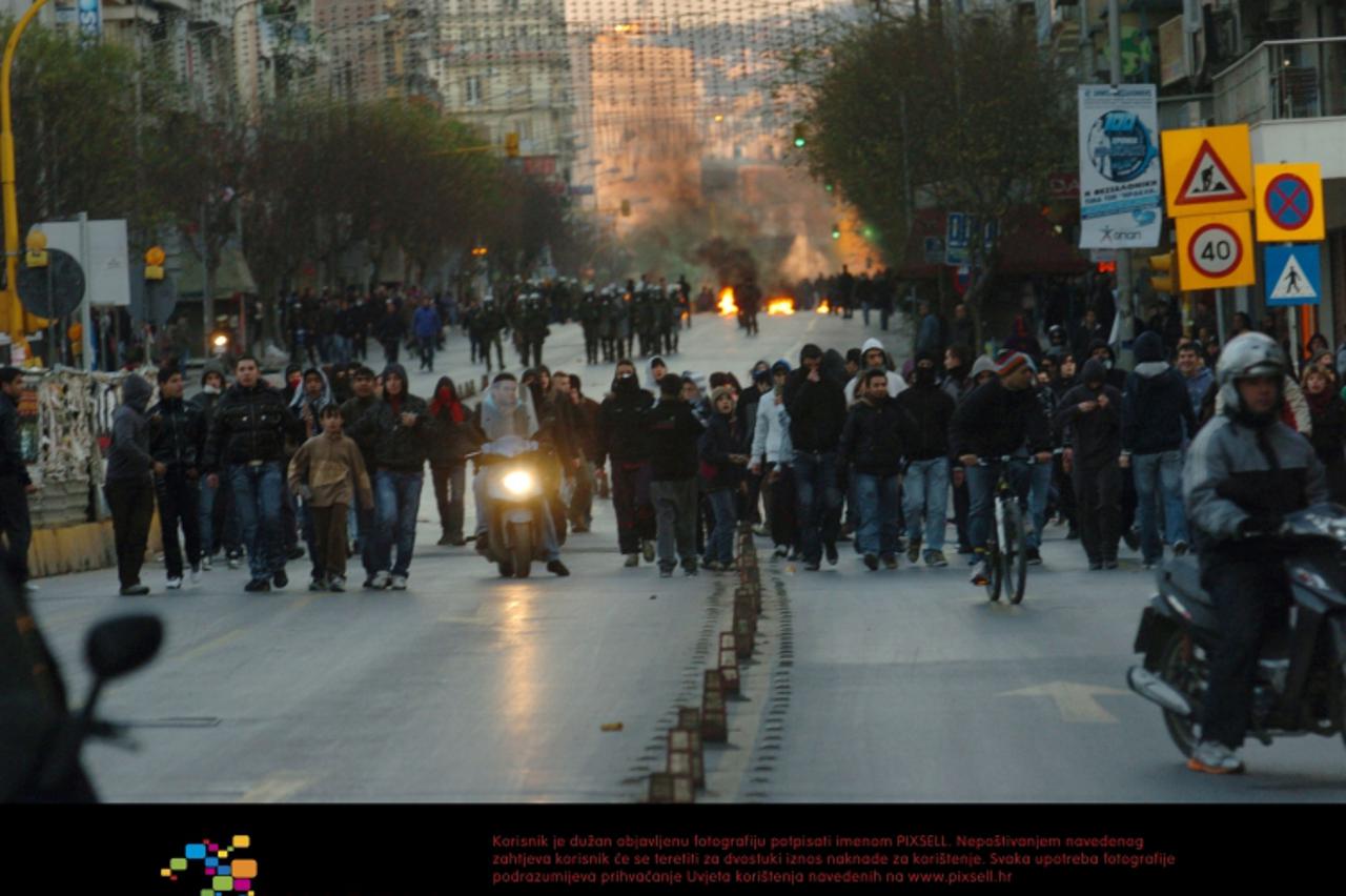 '09.12.2008., Solun, Grcka - Neredi na ulicama Soluna u Grckoj. Prosvjedi su prerasli u nerede potaknuo ih je nedavni dogadjaj u kojem je u sukobu s policijom stradao petnaestogodisnji mladic. Photo: 