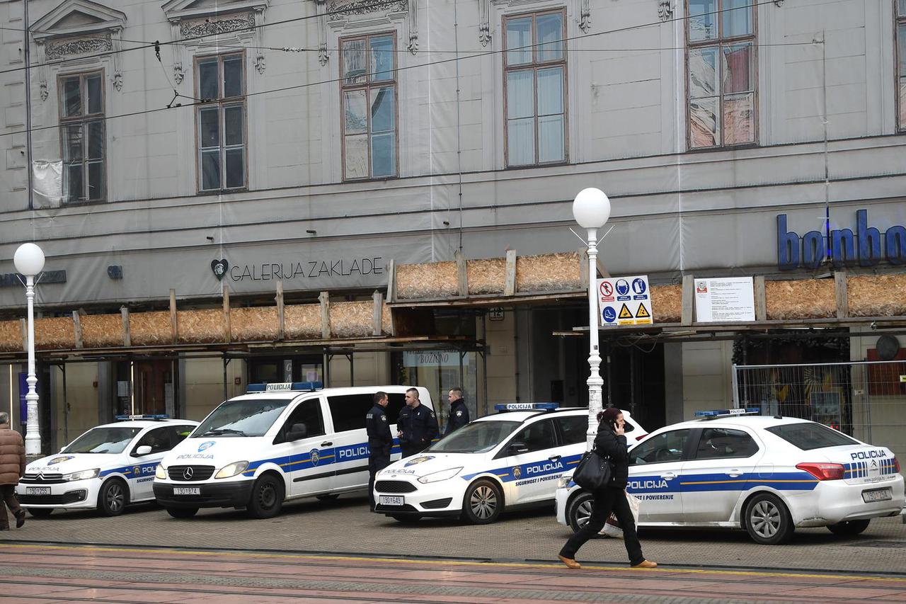 Zagreb: Veliki broj policajaca na Trgu bana Josipa Jelačića