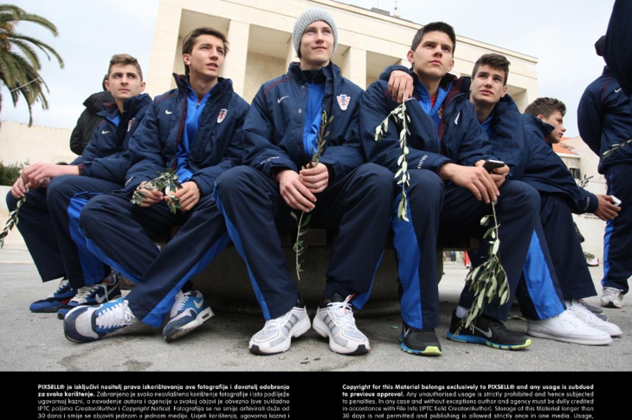 '24.03.2013., Split - Clanovi U-17 reprezentacije, nakon jucerasnje pobjede nad Francuskom cime su se plasirali na Europsko prvenstvo, jutros su prosetali gradom i druzili se s gradjanima.  Photo: Ivo