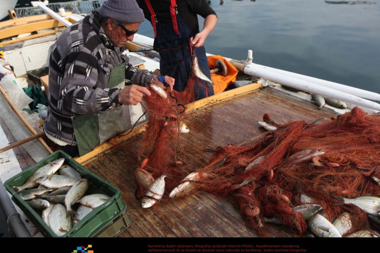 '01.04.2011., Zadar - Kad se ribari vrate sa ulovom uvijek izazovu paznju gradjana. U potrazi za svjezom ribom ulov se odmah rasproda na licu mjesta. Cesti su i komentari da ce se novim Zakonom o zabr