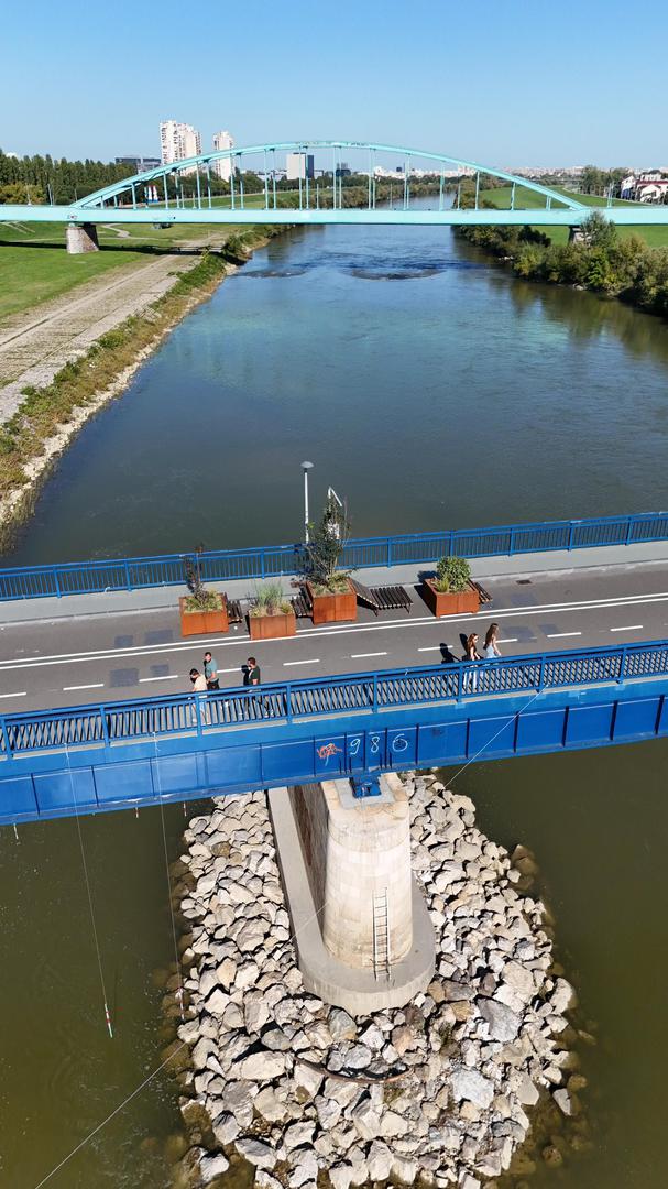 Most je obogaćen "zelenim oazama" s biljkama u kortenskim teglama, klupama s naslonima i inovativnim ležaljkama za odmor. 