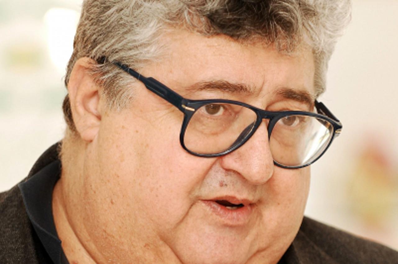 '22.02.2011., Cakovec- Prosvjetna inspekcija u Graditeljskoj skoli provjeravala honorare ravnatelja Pazmana, koji je s putnim nalozima dosao do 17.000 kuna mjesecnih primanja. Ravnatelj GOC-a, Zoran P