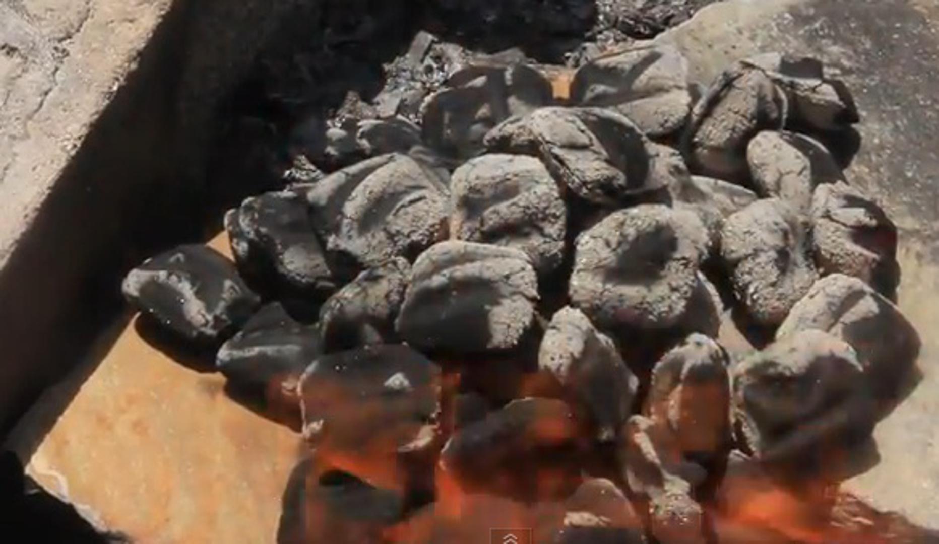 Kada pripremate vatru za roštilj imajte na umu da ugljen ne stavljate samo na hrpu. Napravite zone tako da na rubovima ne stavljate ugljen i držite te zone "prazne" tako da možete maknuti meso s jače vatre na taj dio roštilja kada je potrebno. 
