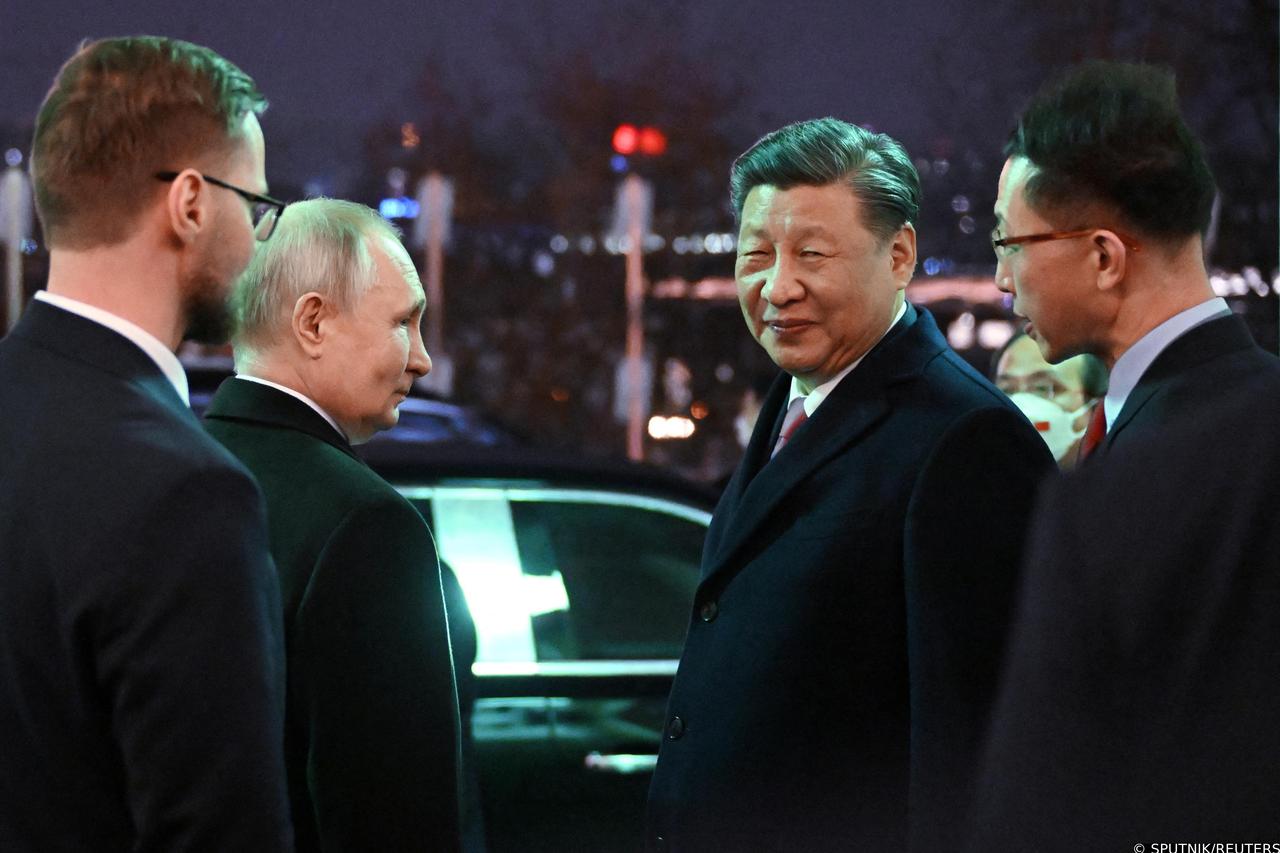 Russian President Vladimir Putin and Chinese President Xi Jinping attend a reception in Moscow