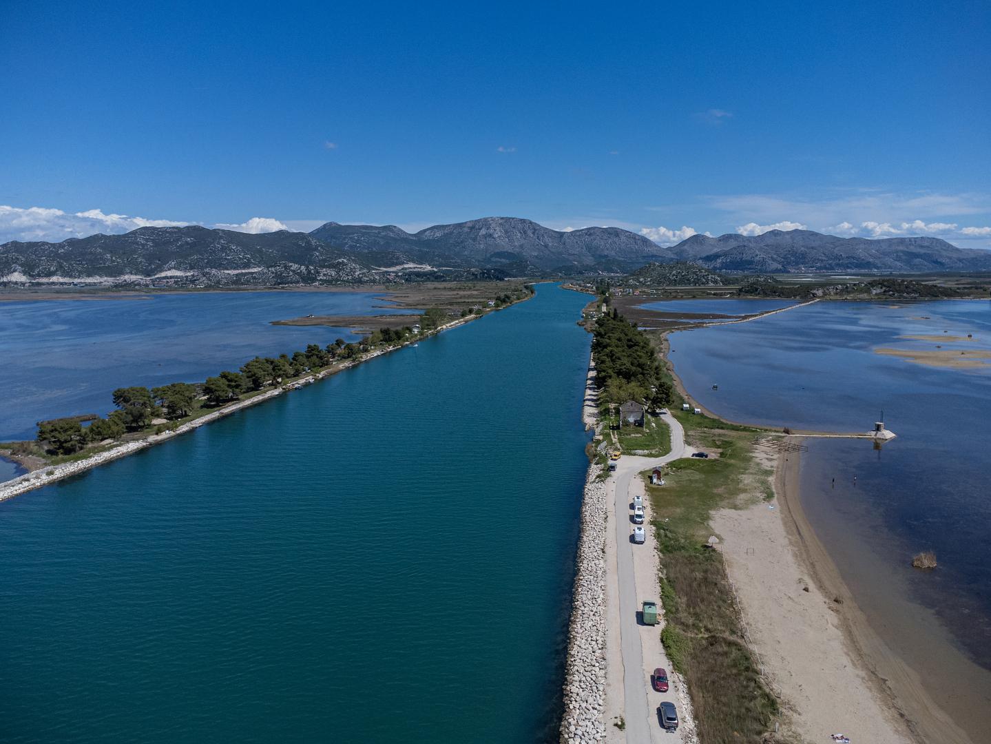 Neki od najdestruktivnijih razvojnih projekata duž ove rijeke su brane hidroelektrana, navodi WorldAtlas.
