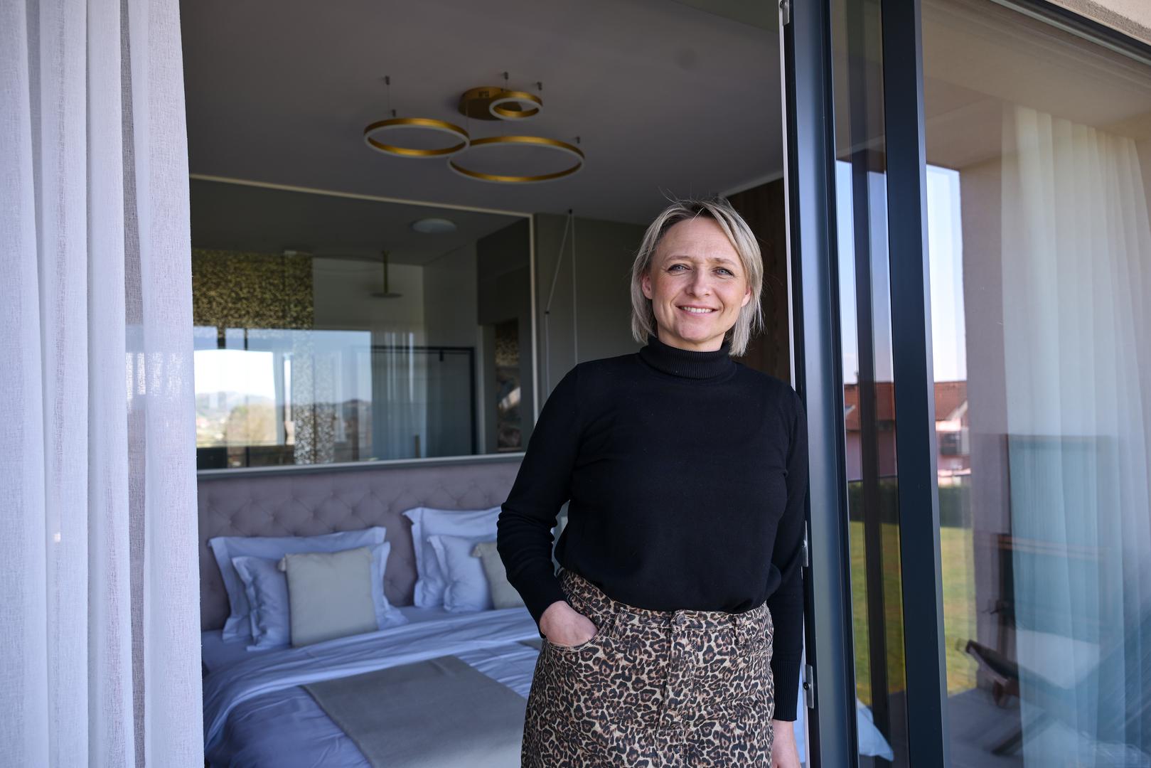 Marina Skušić, čiji je luksuzni apartman “Iris Croatica” u nekoliko navrata proglašavan najboljim
u zemlji, pa najboljim domaćinom županije, dobila je i zlatnu povelju ruralnog turizma za najbolji
moderni objekt u ruralnoj Hrvatskoj. Na Bookingu je ocjena 10.0, a na Airbnbu i Googleu 5.0
