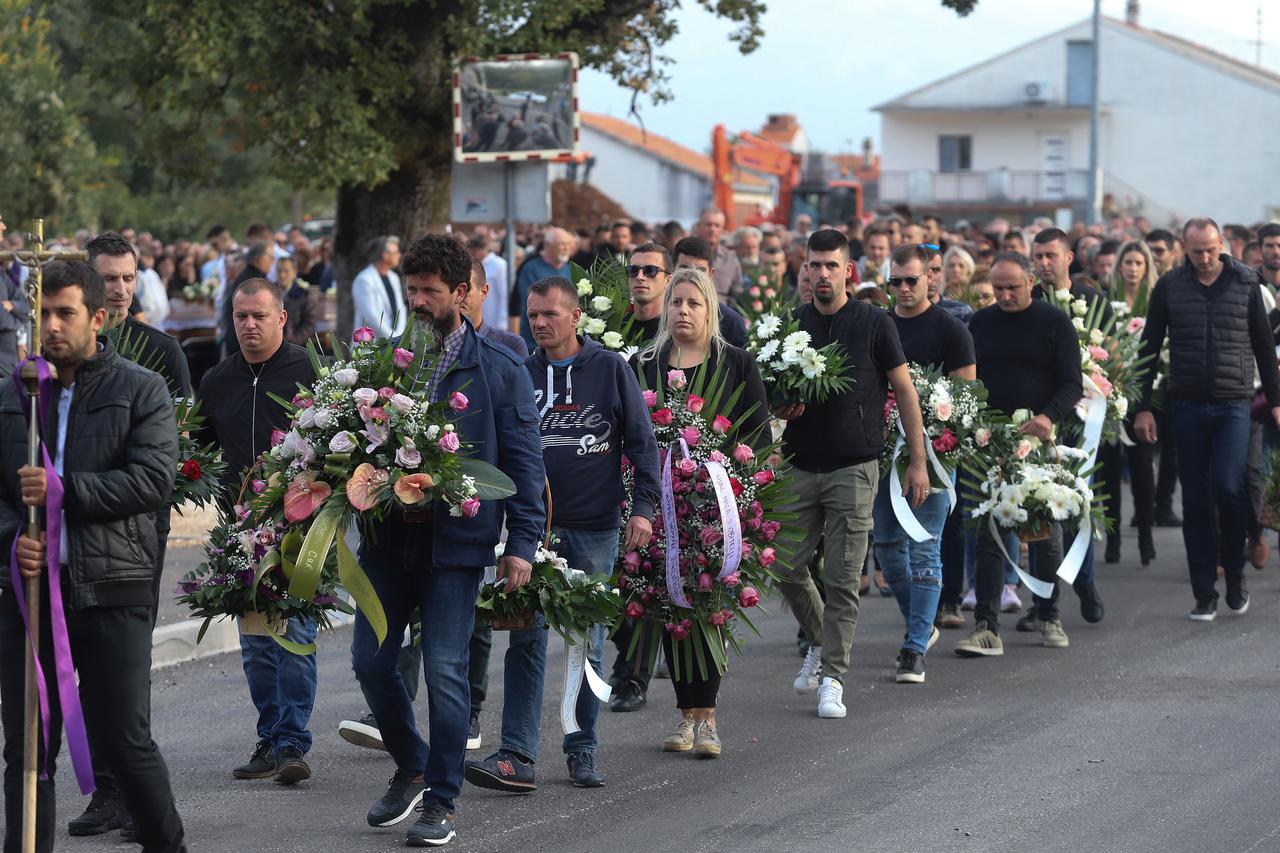 Prugovo: Sprovod sestara koje su poginule u prometnoj nesreći