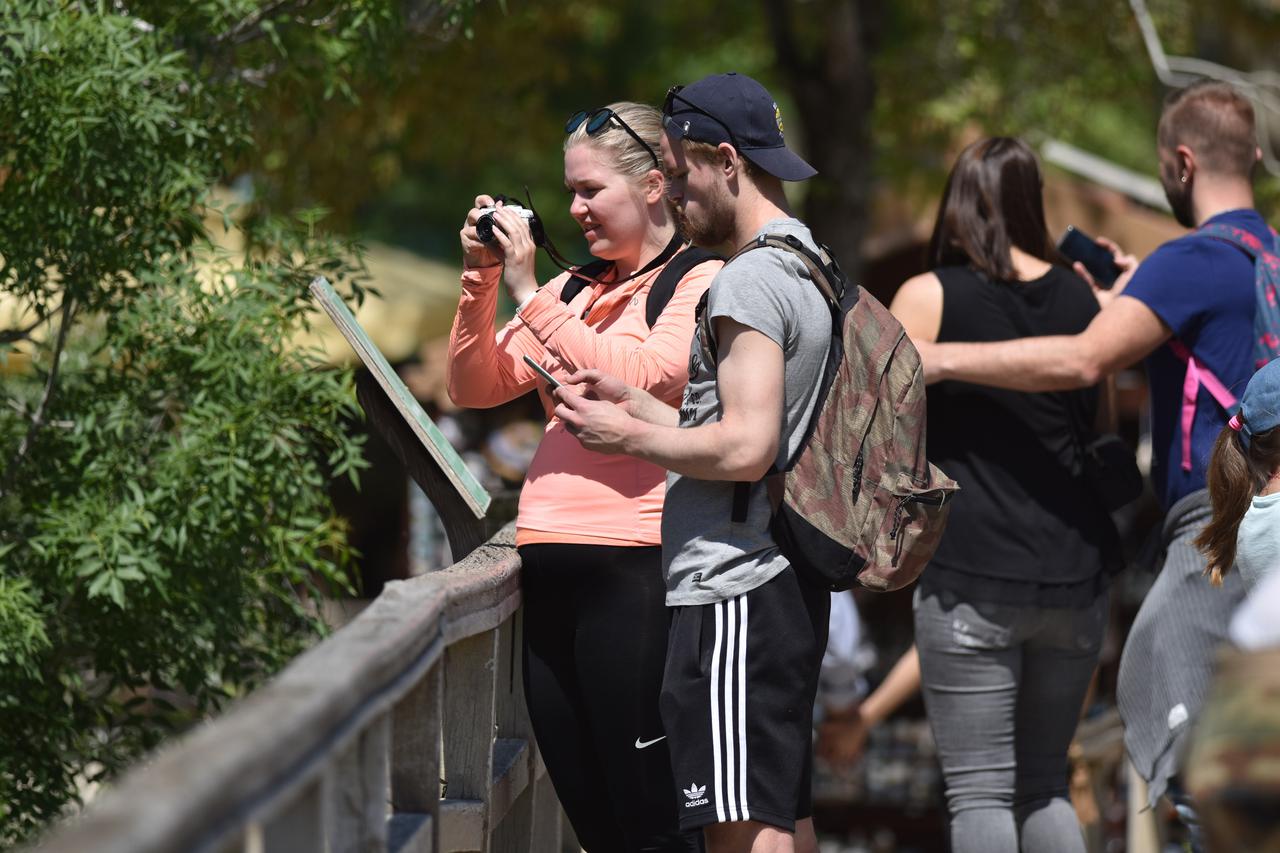 Turisti uživaju u prekrasnom danu u NP Krka