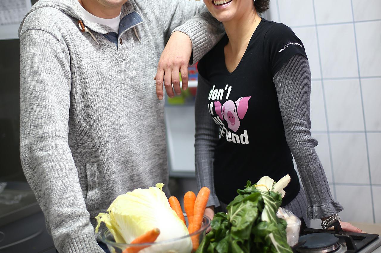 20.11.2015., Zagreb - Vedran Romac i Nikolina Plenar pomazu ljudima kako postati vegan. Photo: Slavko Midzor/PIXSELL