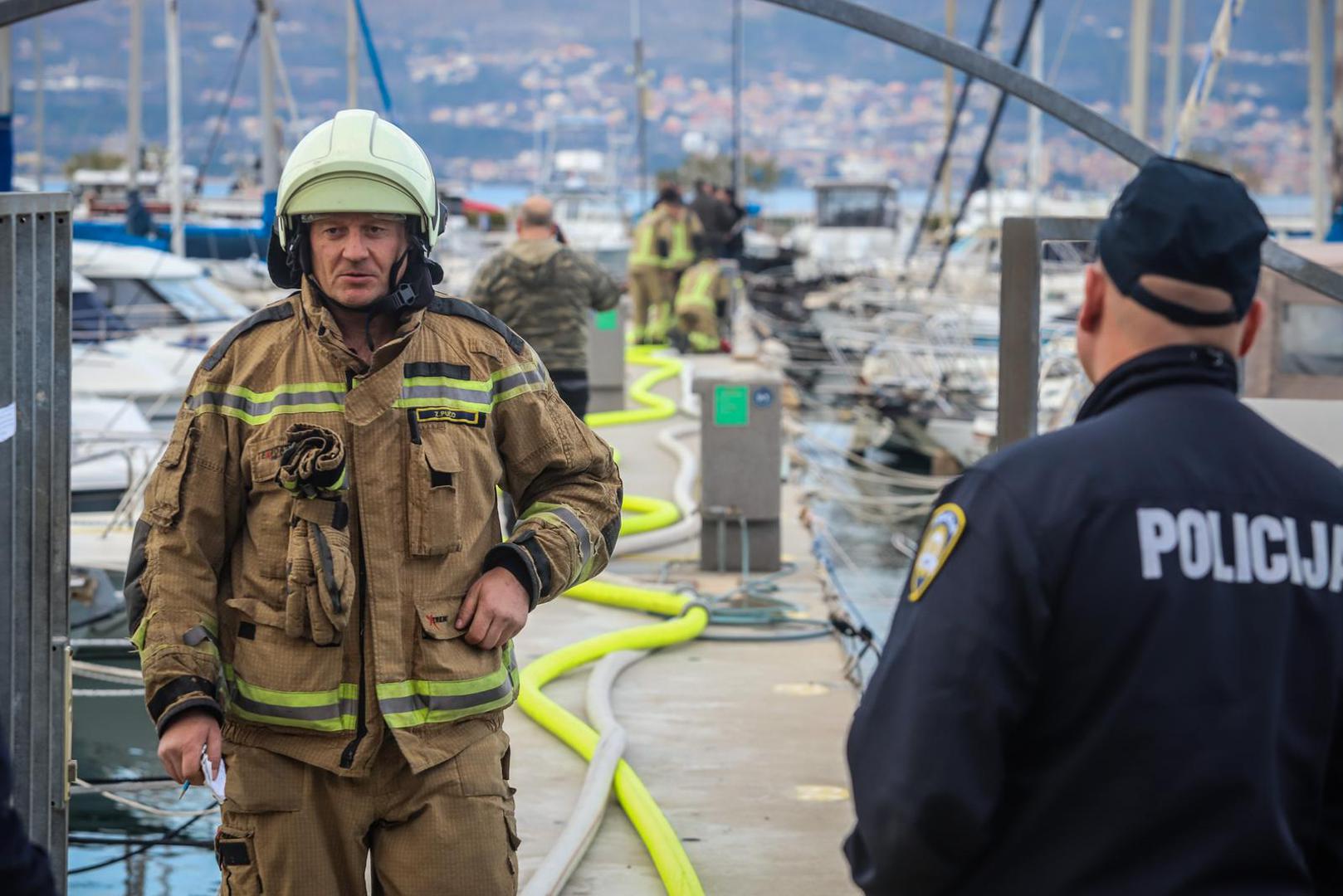 07.02.2025., Split - Pozar nekoliko brodica u lucici Spinut. Photo: Zvonimir Barisin/PIXSELL