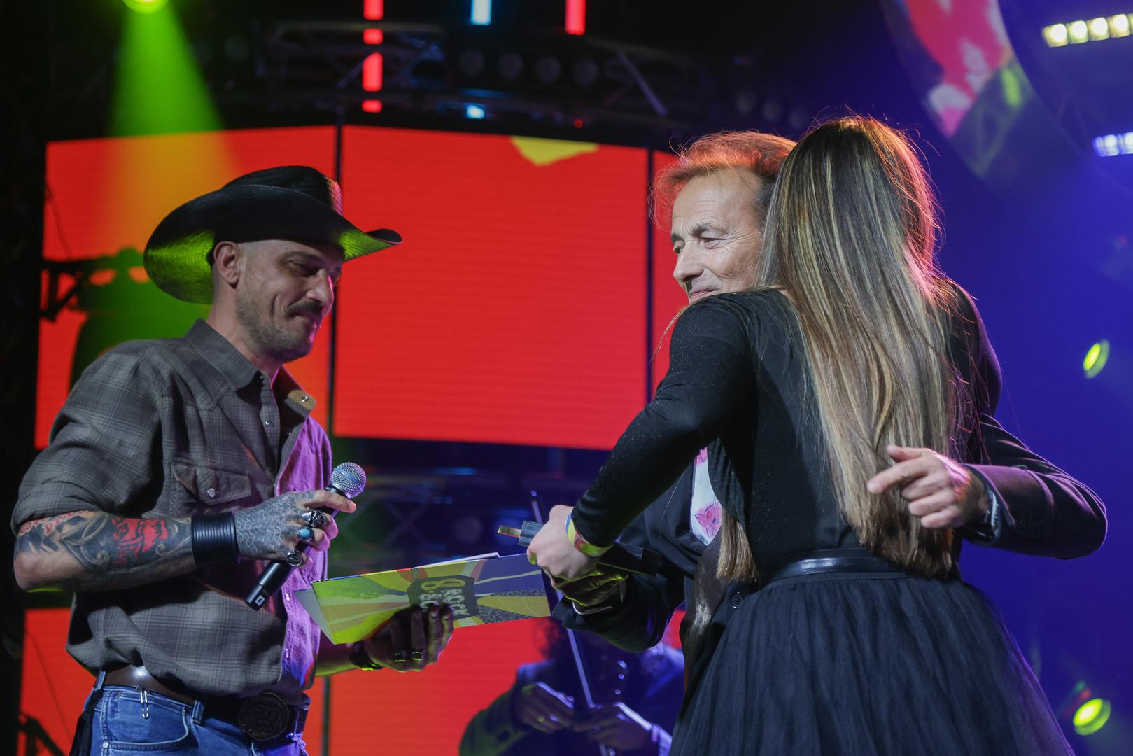 Jedan od najljepših trenutaka večeri bilo je uručenje Rock&Off nagrade za životno djelo Maxu Juričiću, glazbeniku čiji je opus ostavio neizbrisiv trag na hrvatskoj glazbenoj sceni. Dugotrajan pljesak i snažne emocije u dvorani još su jednom potvrdili koliko je njegovo stvaralaštvo važno i cijenjeno. Nagradu mu je uručila Uršula Najev, a Max Juričić je sa svojim bendom Plesač sporog stepa  predstavio presjek svoje karijere.
