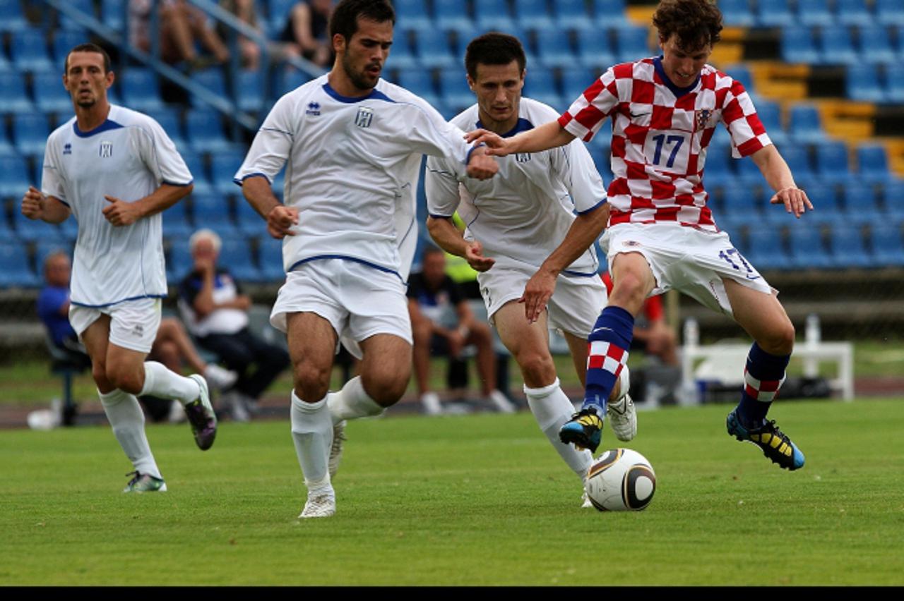 \'13.07.2010., stadion Branka Cavlovica,Karlovac - Hrvatska mlada reprezentacija do 19 godina odigrala je  prijateljsku utakmicu s NK Karlovcem. Mario Baric, Mario Babic Photo: Zeljko Hladika/PIXSELL\