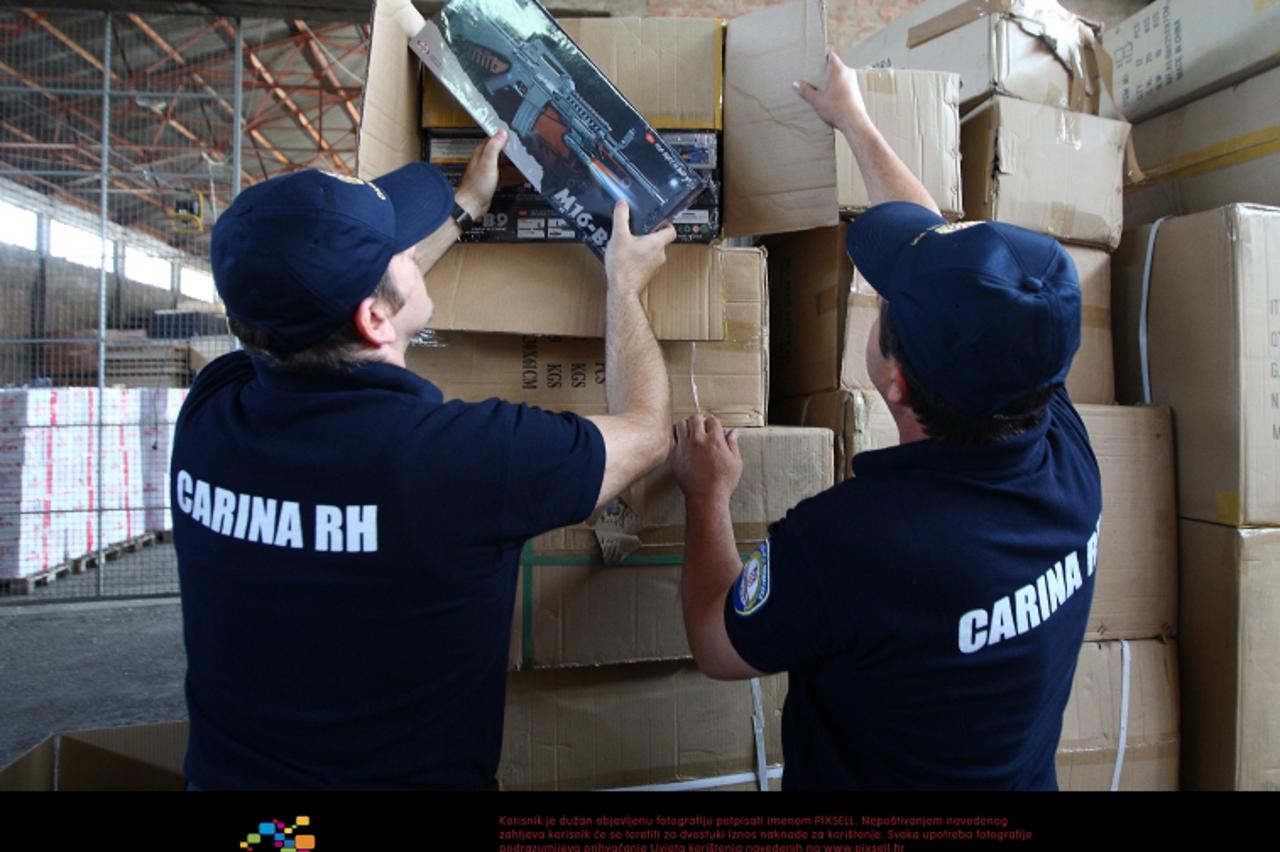 '20.05.2011., Zagreb - Reportaza iz skladista Carinarnice Zagreb u kojem se cuva roba zaplijenjena zbog carinskog prekrsaja. Djelatnici Carine pregledavaju robu u skladistu. Photo: Davor Puklavec/PIXS