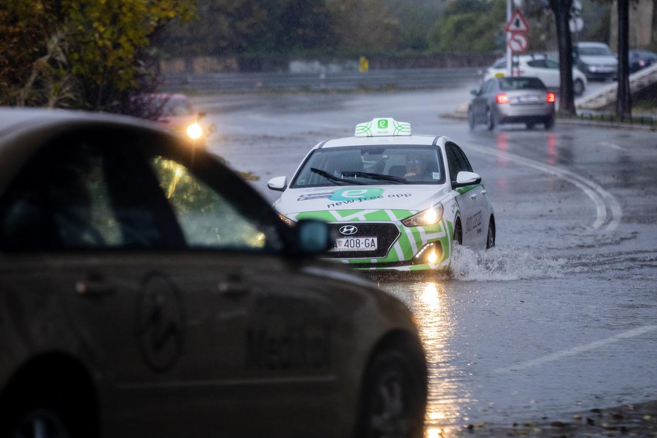 Split: Obilna kiša poplavila splitske prometnice