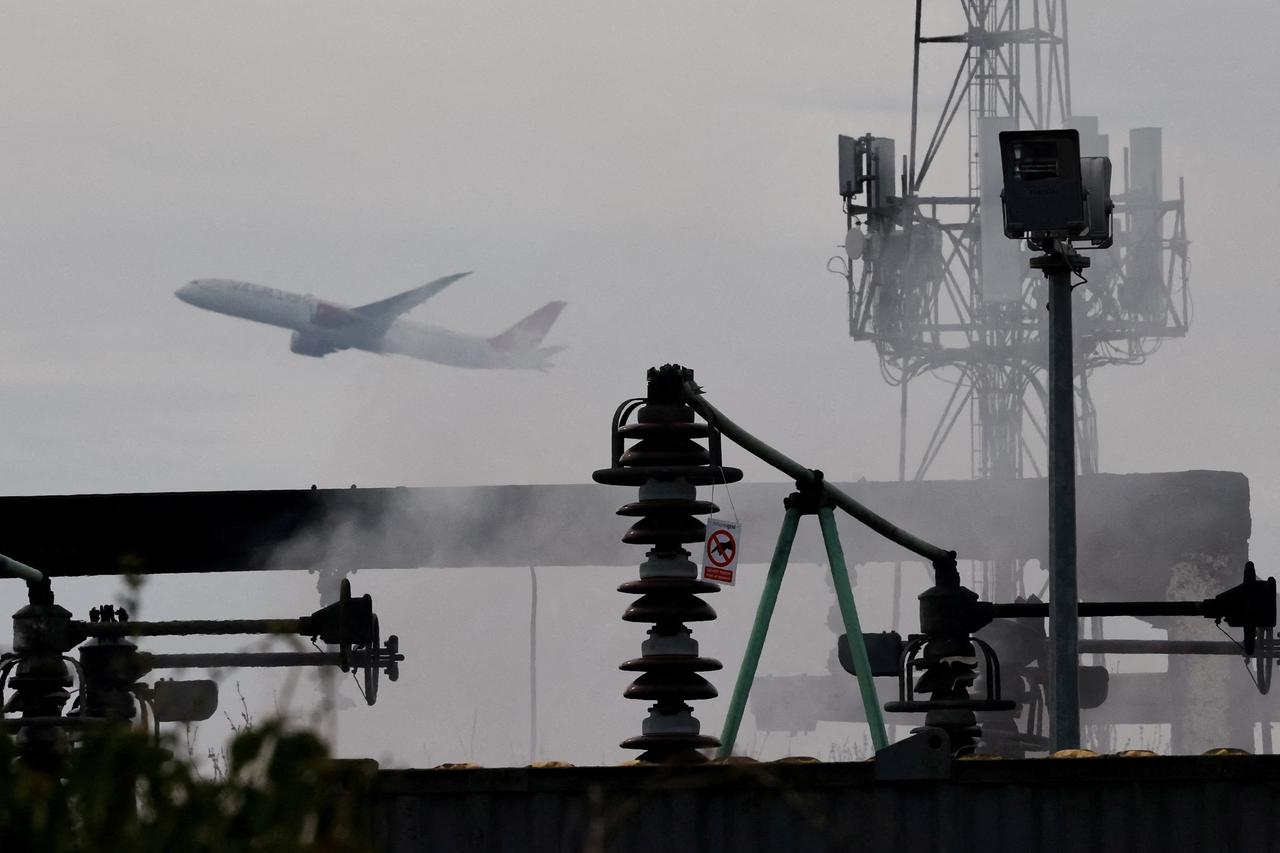 Aerodrom Heathrow bio je prinudno zatvoren nakon požara na obližnjoj električnoj trafostanici