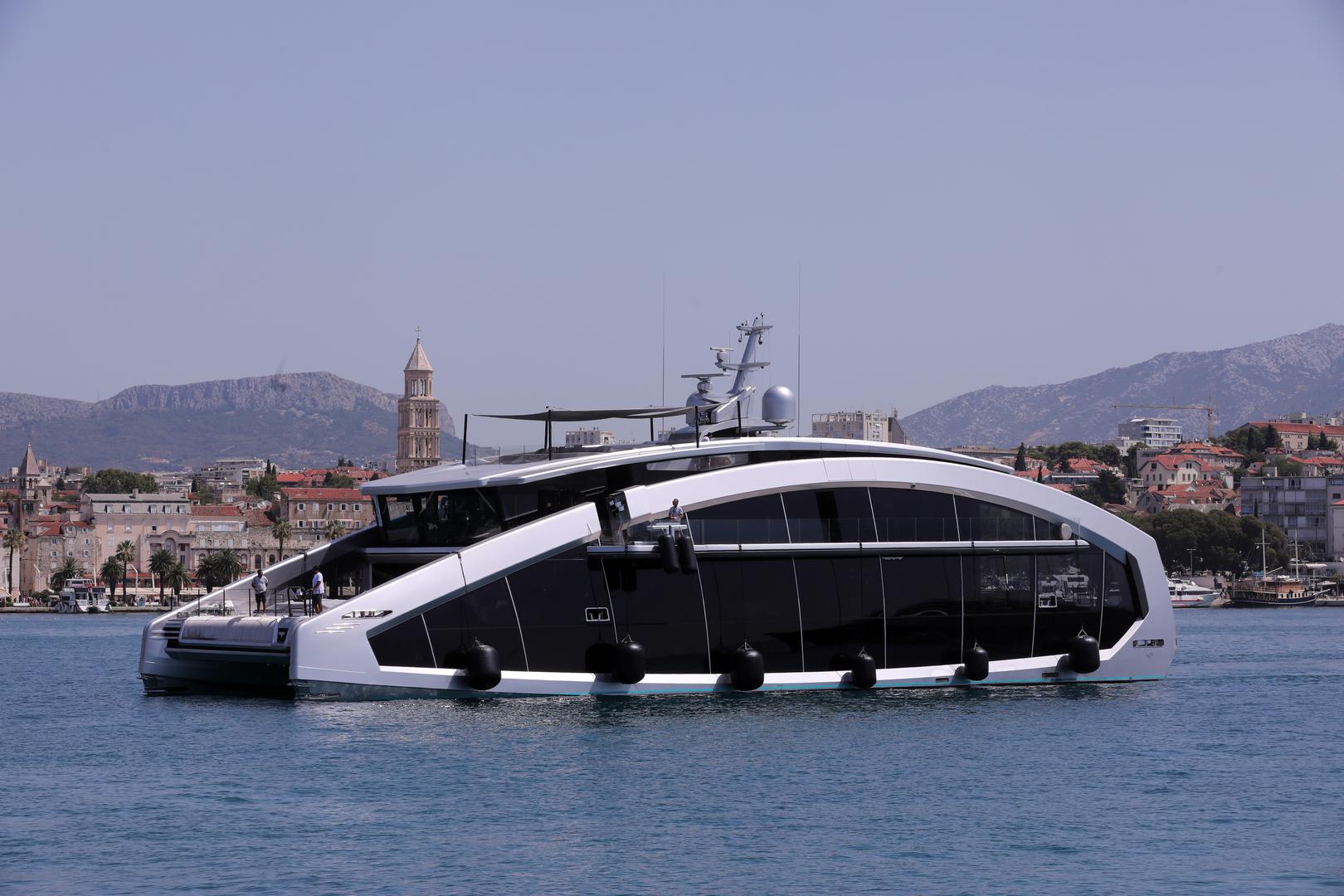 U splitsku luku nedavno je uplovila spektakularna superjahta This Is It, dugačka čak 43,5 metara i široka 14,5 metara. 