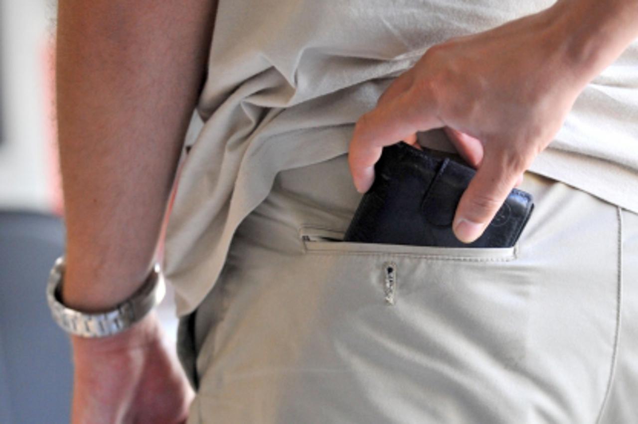 'unu 21.08.2009. ILUSTRACIJA - djeparenje , pljacka , kradja, novac, novcanik. Photo:Antonio Bronic/Vecernji list'