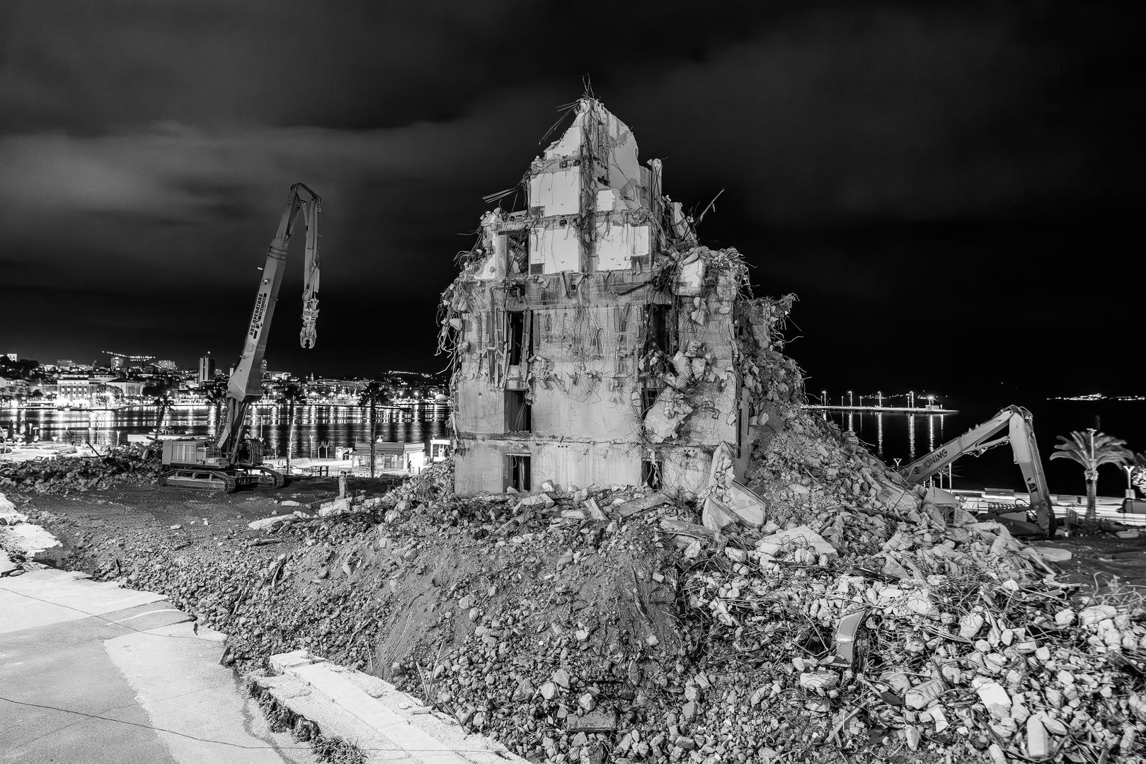 Nastavljeno je rušenje hotela Marjan na splitskoj Zapadnoj obali, a nove fotografije pokazuju kako je od njega ostao samo maleni dio. Rušenje nekadašnjeg simbola Splita počelo je početkom proljeća prošle godine.