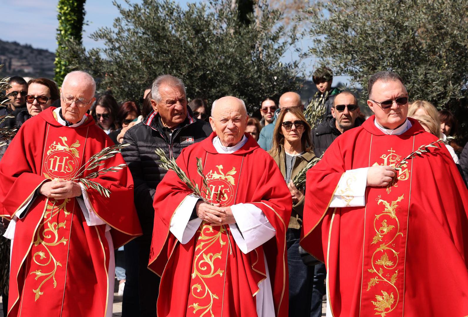 Katolički vjernici u nedjelju obilježavaju Cvjetnicu, spomen na Isusov svečani ulazak u Jeruzalem, koja također označava i početak Velikog tjedna, najvažnijeg razdoblja u kršćanskoj liturgijskoj godini kada počinju pripreme za najveći kršćanski blagdan - Uskrs.