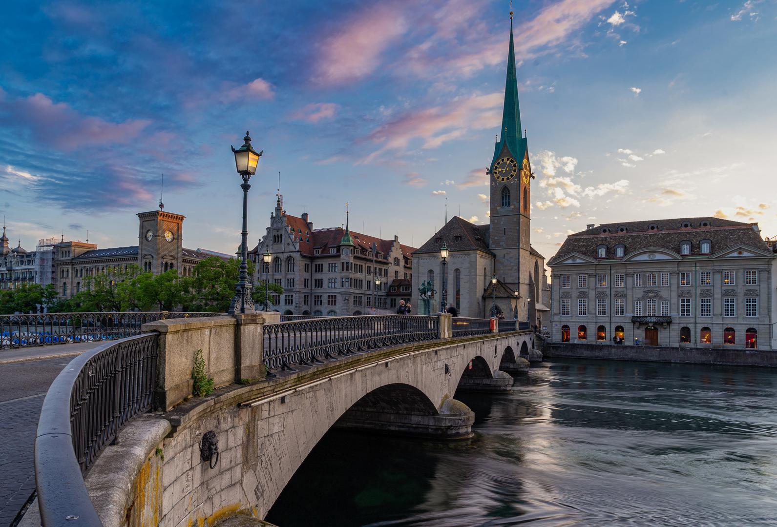 2. Švicarska.
Švicarska je na trećem mjestu Global Peace Indexa. Poznata je po političkoj stabilnosti, snažnoj vladavini prava i pouzdanoj infrastrukturi. Gradovi poput Züricha i Berna izdvajaju se vrlo niskom razinom kriminala. Švicarska također ima kvalitetan zdravstveni sustav i pouzdanu javnu infrastrukturu, zbog čega se smatra sigurnim izborom za obitelji i profesionalce.