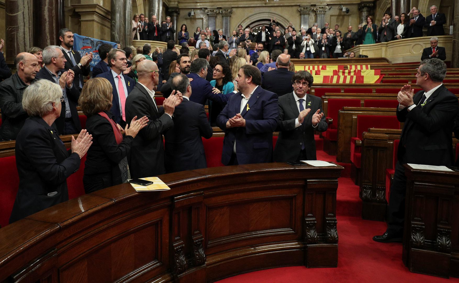 Dok je predsjednica katalonskog parlamenta čitala rezultate glasovanja, pri svakom pročitanom "Da" ispred parlamenta bi se zaorio uzvik oduševljenja tisuća okupljenih ljudi koji su uživo pratili glasovanje.