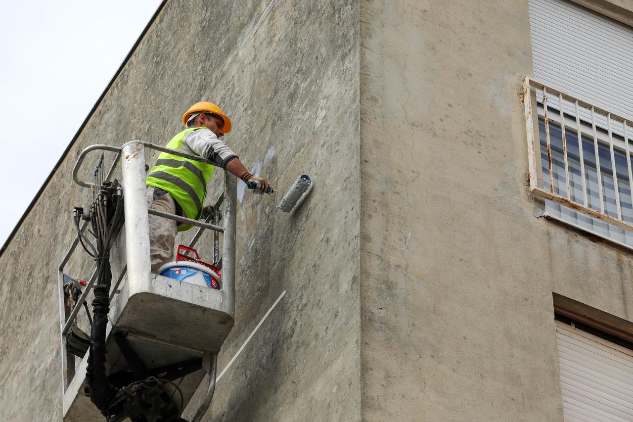 Pula: Radnici popravljaju fasadu na zgradi u ulici Ljudevita Gaja