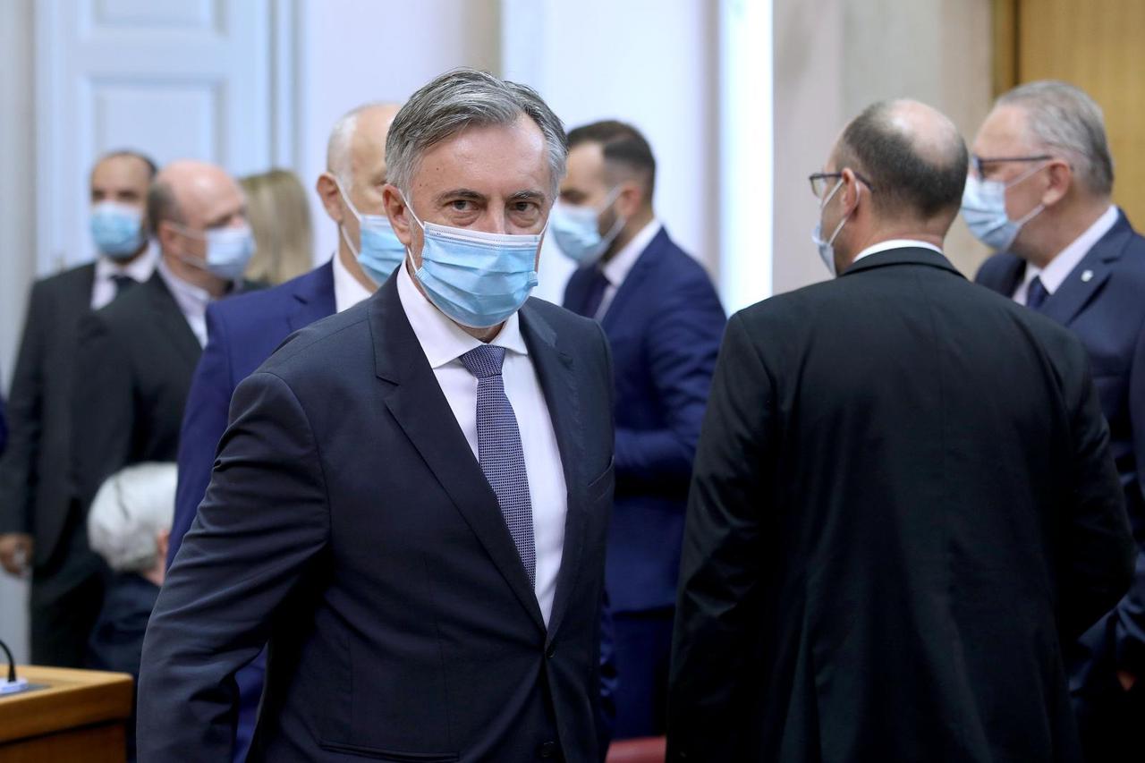 Na prvoj sjednici Sabora zastupnici se pridržavaju mjera